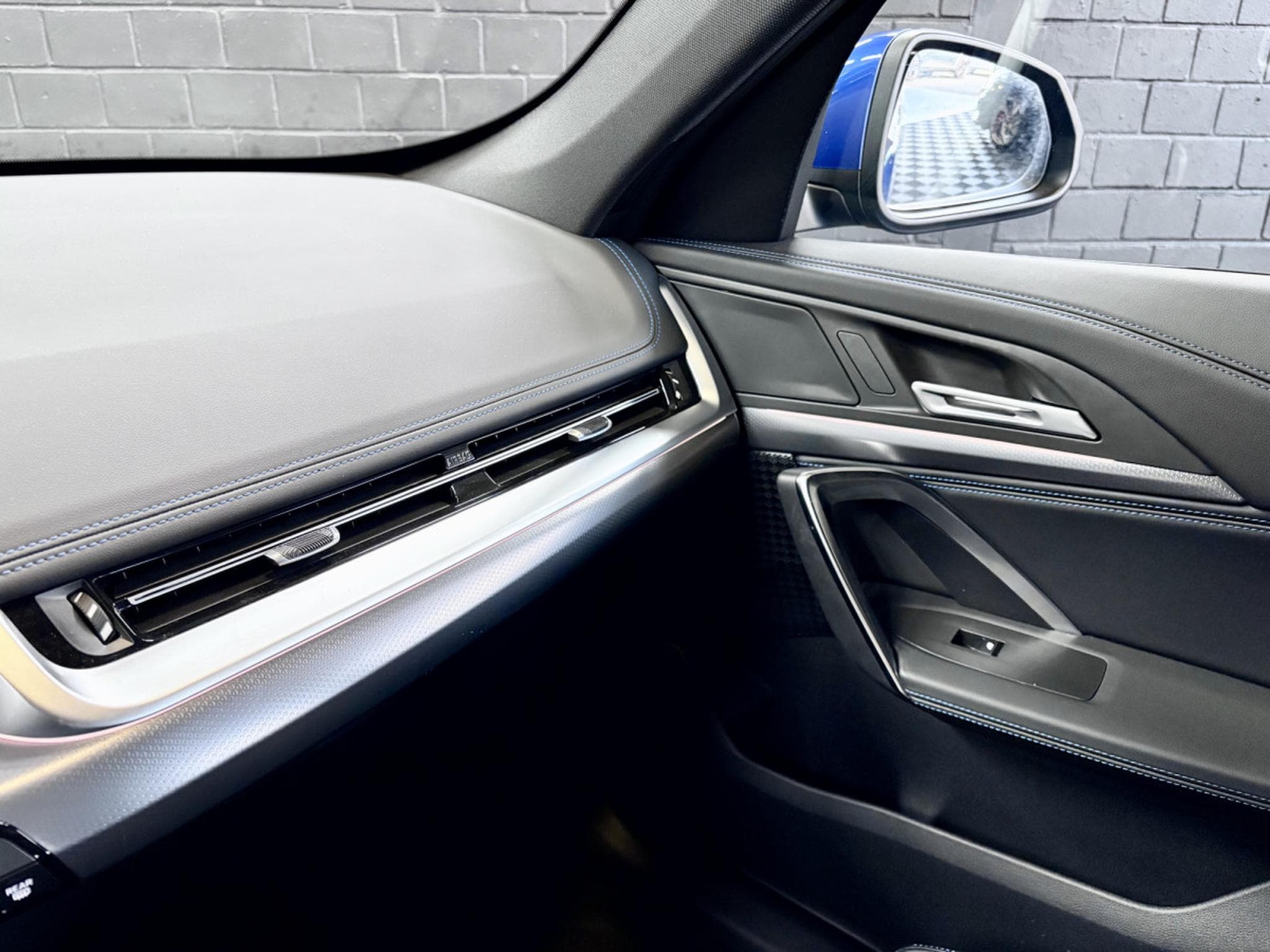 BMW X1 18i sDrive 136 CV M-Sport * Hayon * Caméra * Sièges chauffan (2025) - Foto 19