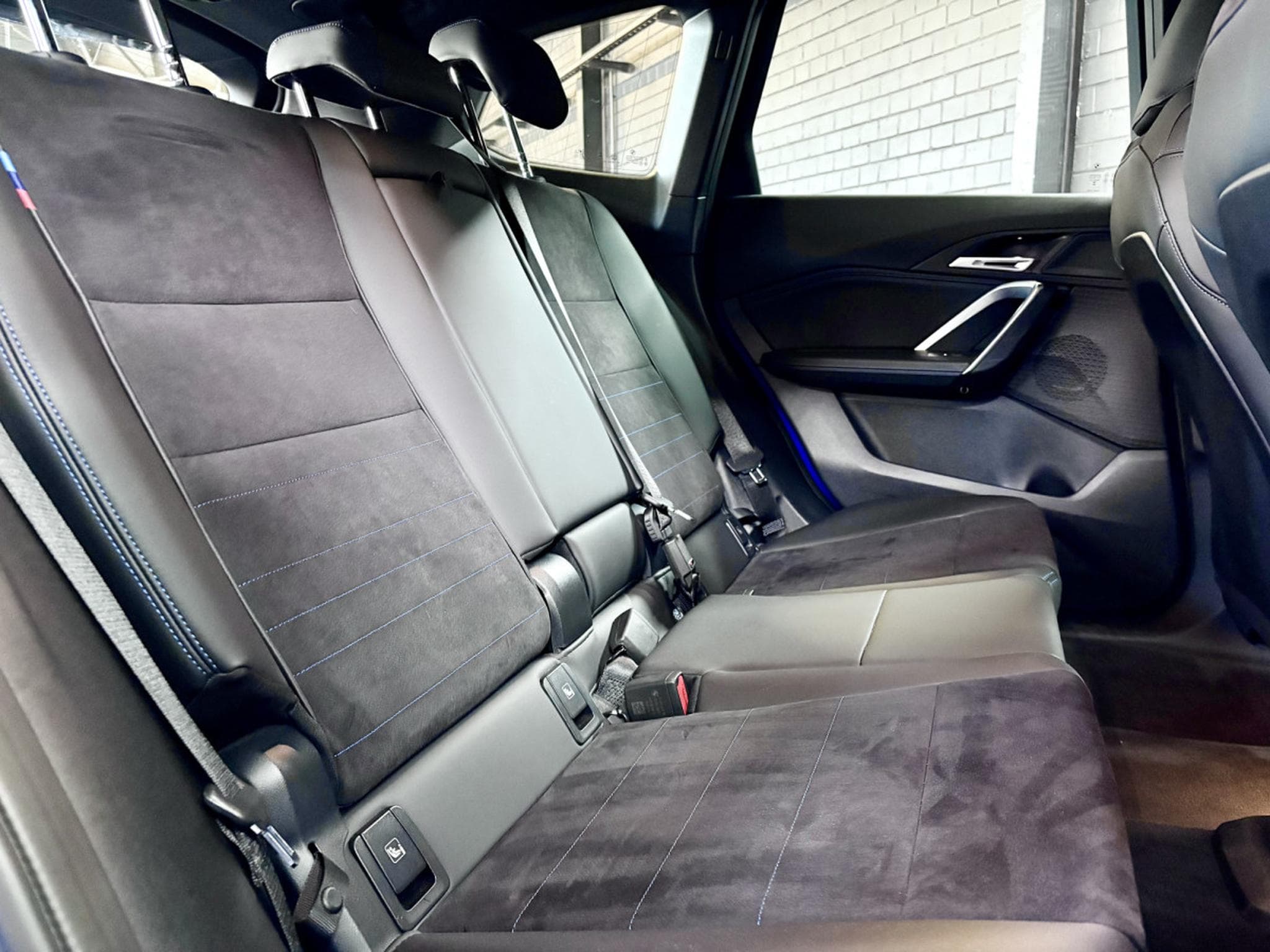 BMW X1 18i sDrive 136 CV M-Sport * Hayon * Caméra * Sièges chauffan (2025) - Foto 21