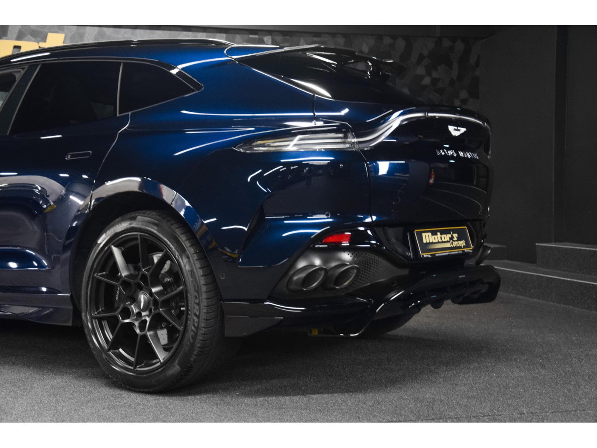 Aston-Martin DBX 707 4.0 V8 Bi-Turbo - ULTRAMARINE BLACK (2024) - Foto 24