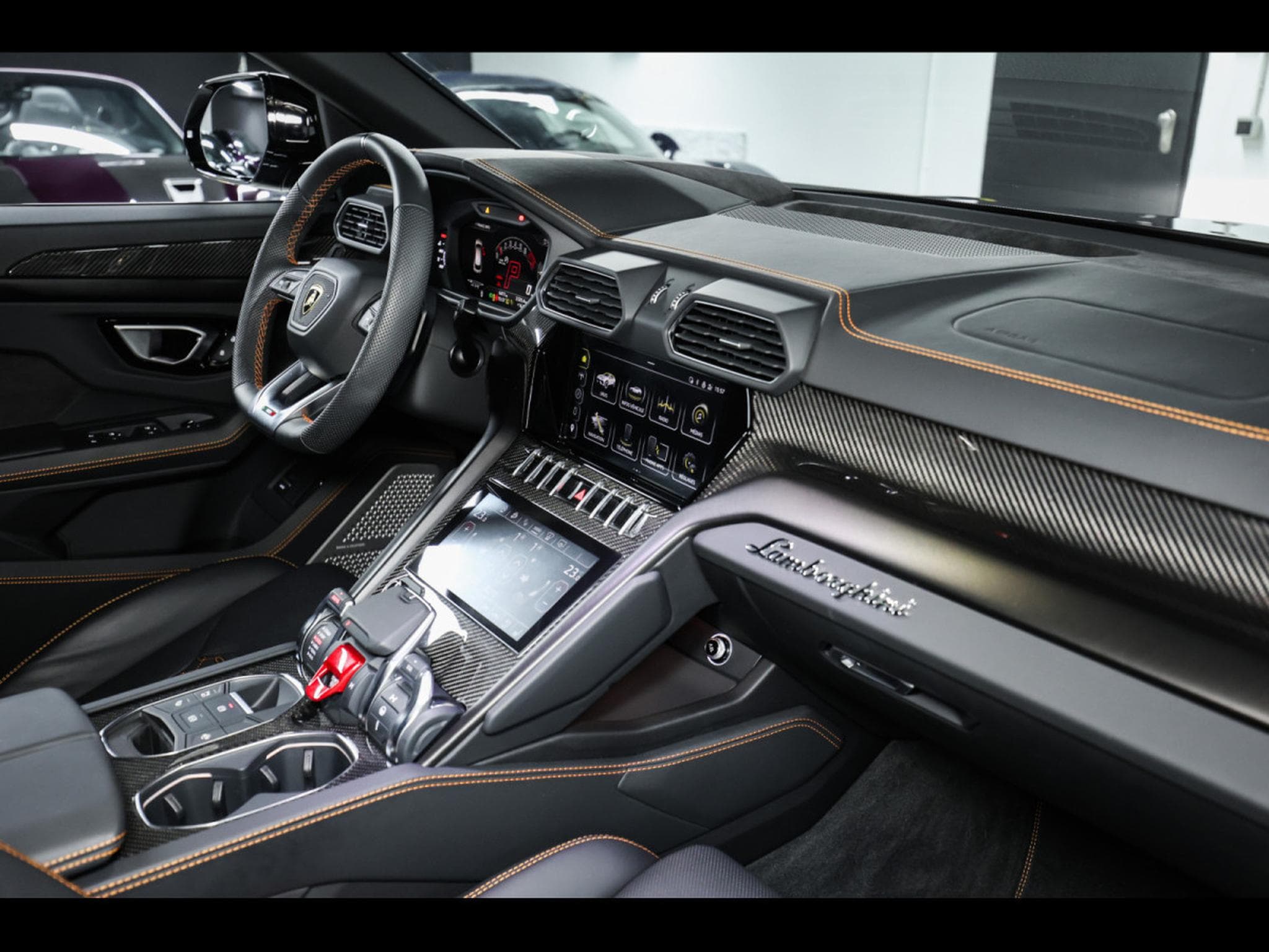 Lamborghini Urus S 4.0 V8  (666 CH) - AKRAPOVIC (2024) - Photo 20