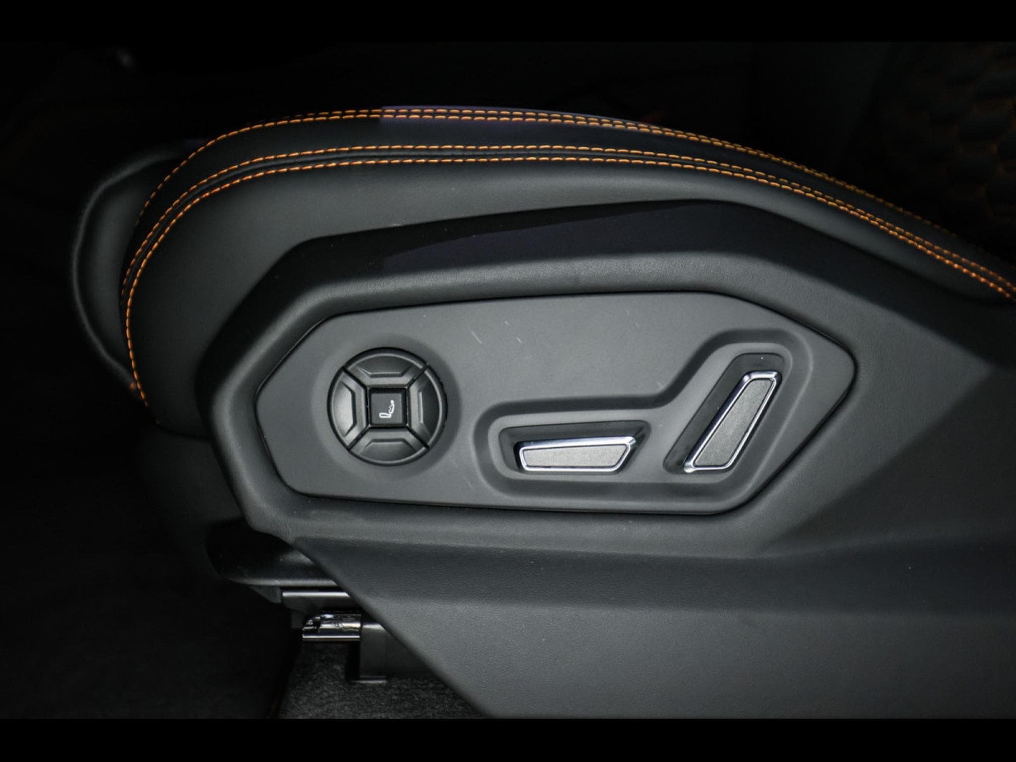 Lamborghini Urus S 4.0 V8  (666 CH) - AKRAPOVIC (2024) - Photo 25