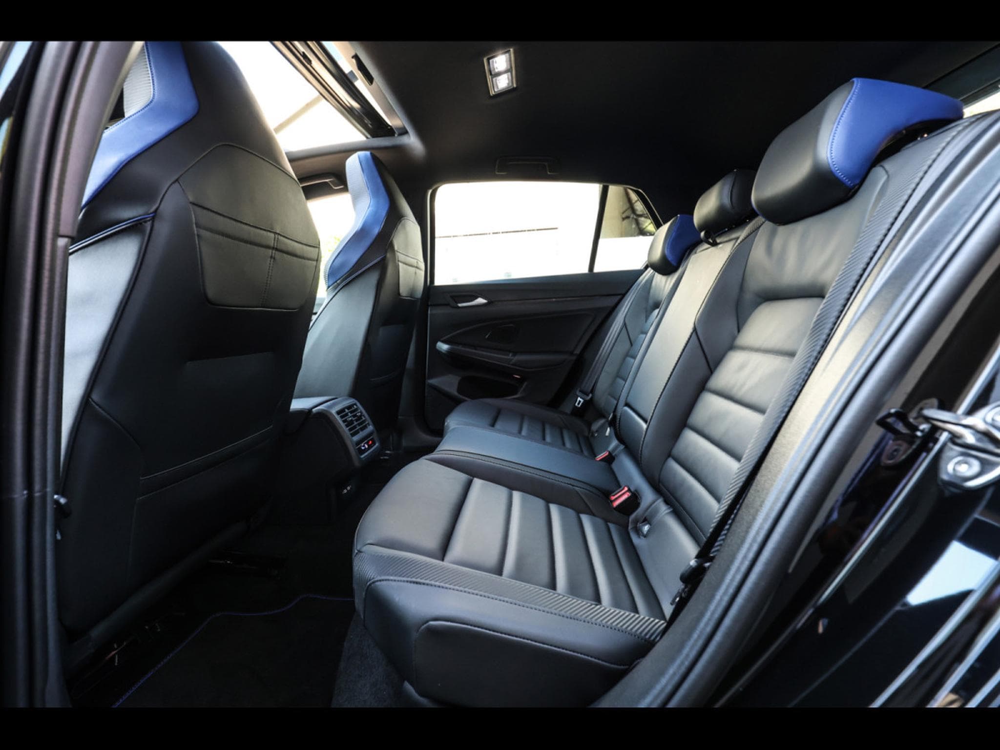 VW Golf R 8.5 2.0 TSI 4MOTION BLACK EDITION – WARRANTY 07/2028 (2025) - Foto 14