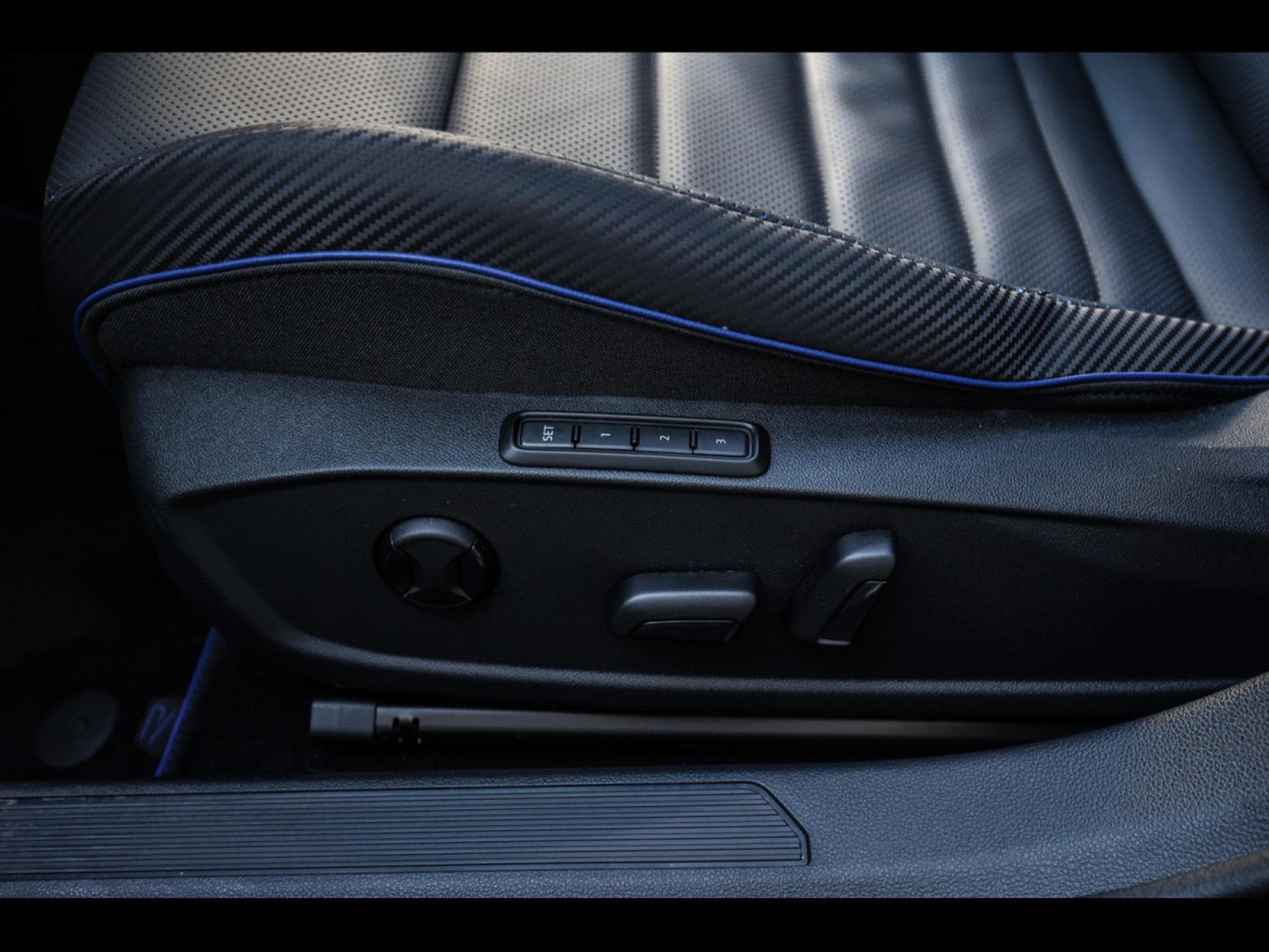 VW Golf R 8.5 2.0 TSI 4MOTION BLACK EDITION – WARRANTY 07/2028 (2025) - Foto 21