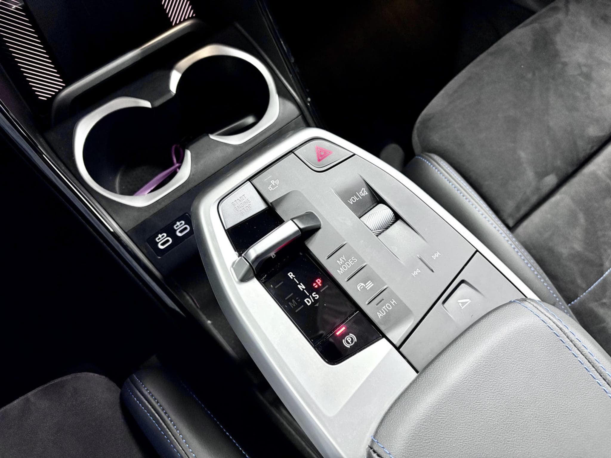 BMW X1 18i sDrive 136 CV M-Sport * Hayon * Caméra * Sièges chauffan (2025) - Photo 11