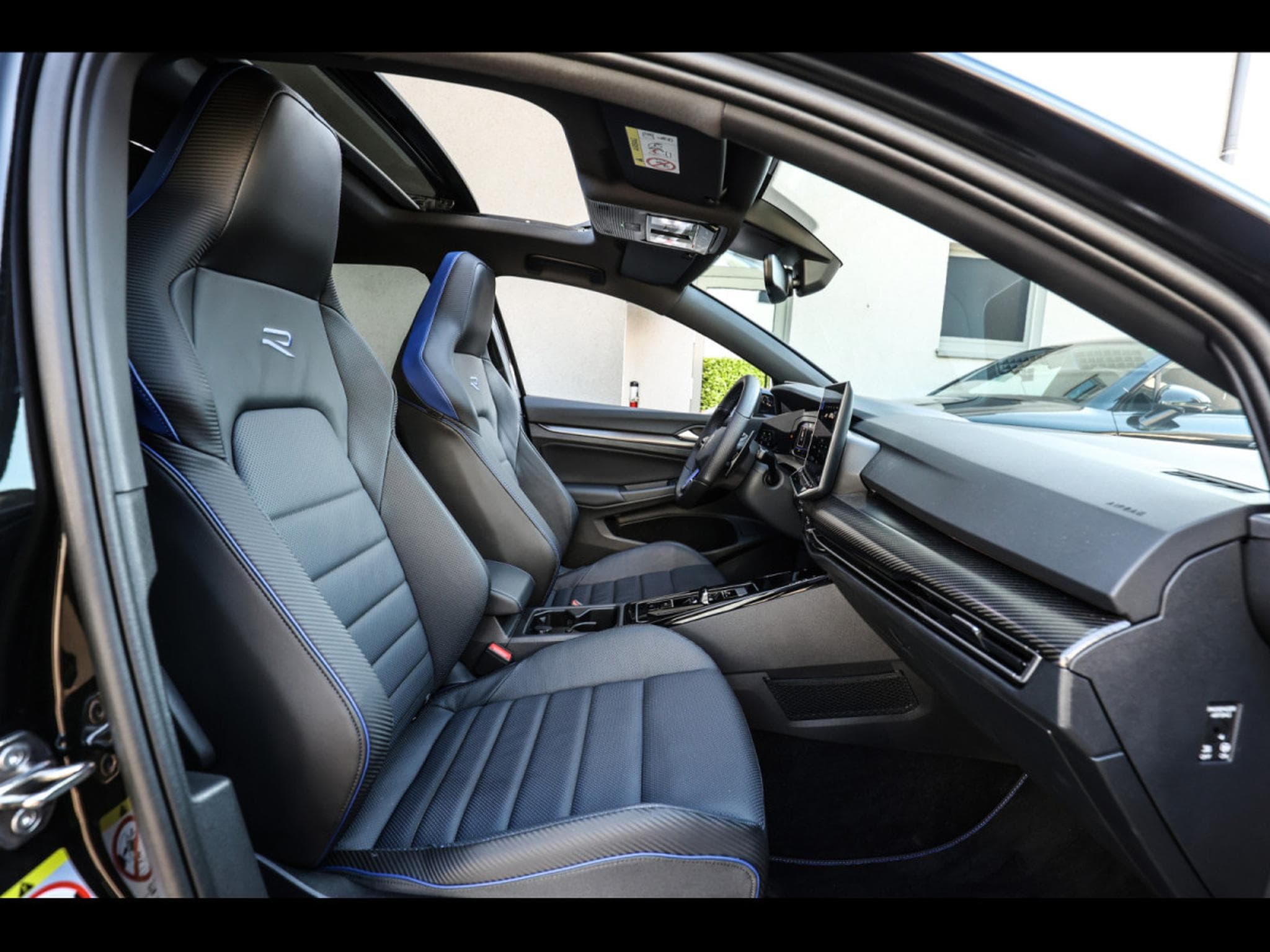 VW Golf 8.5 R 2.0 TSI 4MOTION BLACK EDITION – WARRANTY 07/2028 (2025) - Foto 12