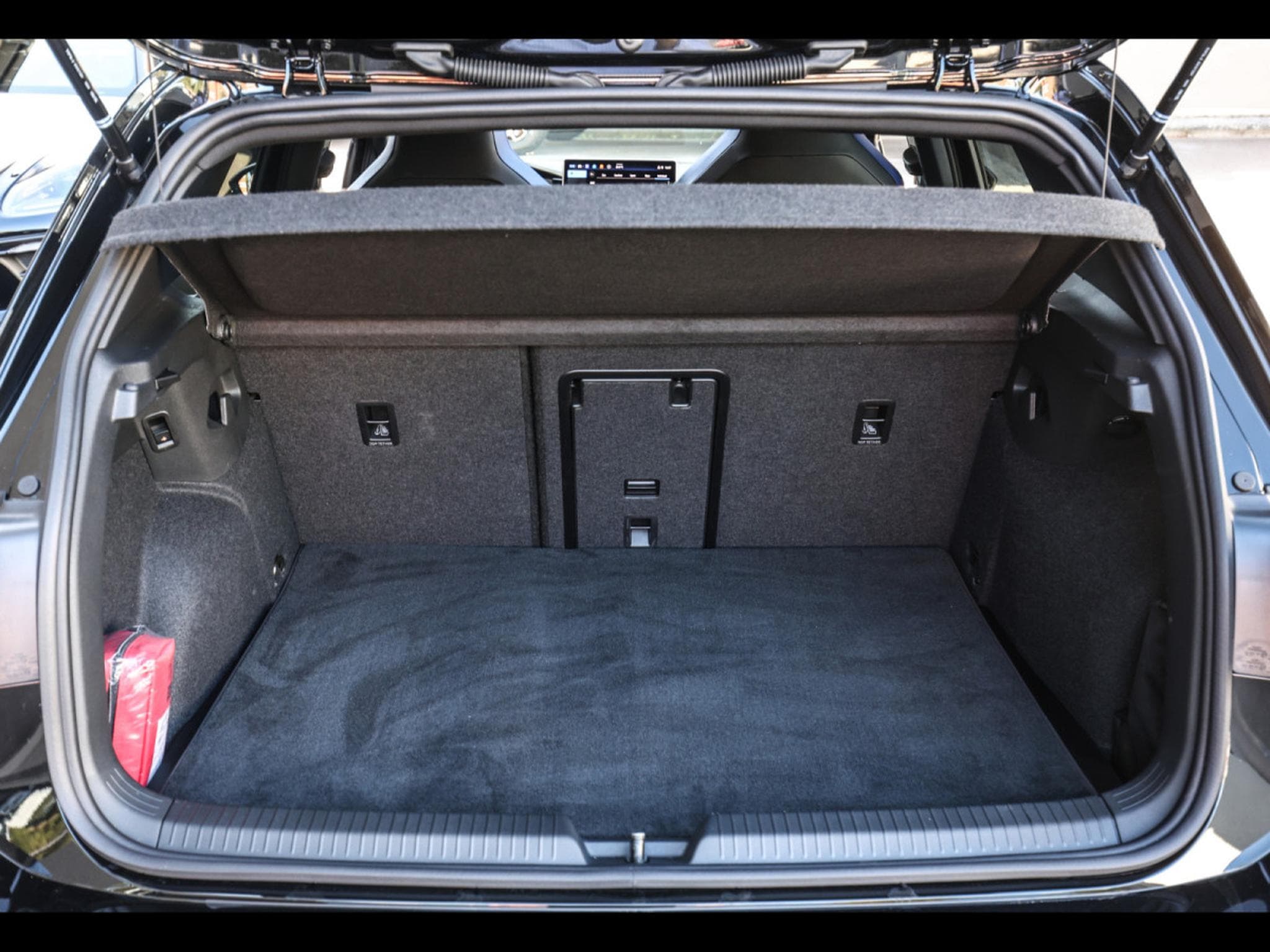 VW Golf 8.5 R 2.0 TSI 4MOTION BLACK EDITION – WARRANTY 07/2028 (2025) - Foto 15