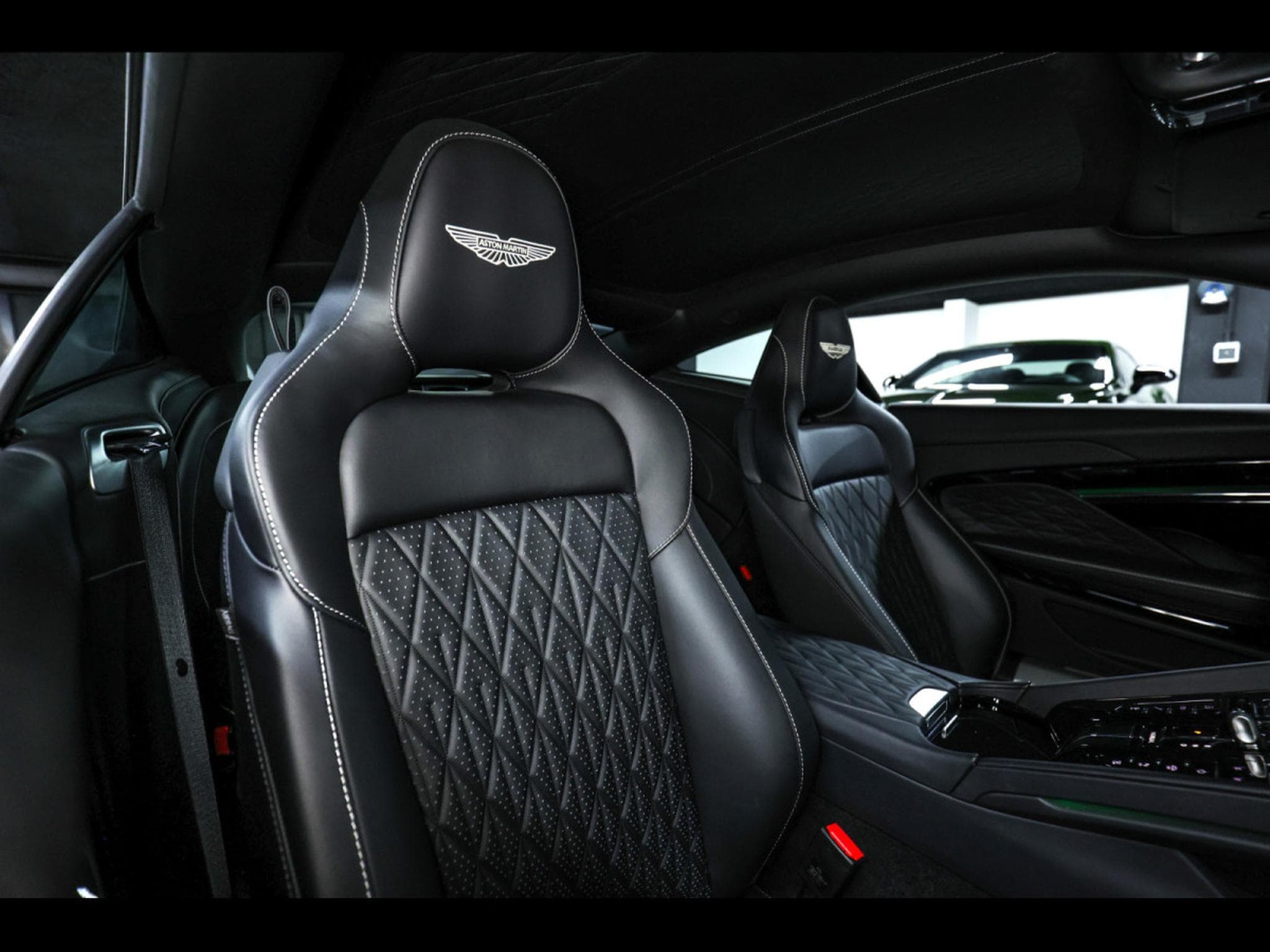 Aston-Martin DB12 COUPE 4.0 V8 BITURBO - ALUMINITE SILVER (2024) - Foto 13