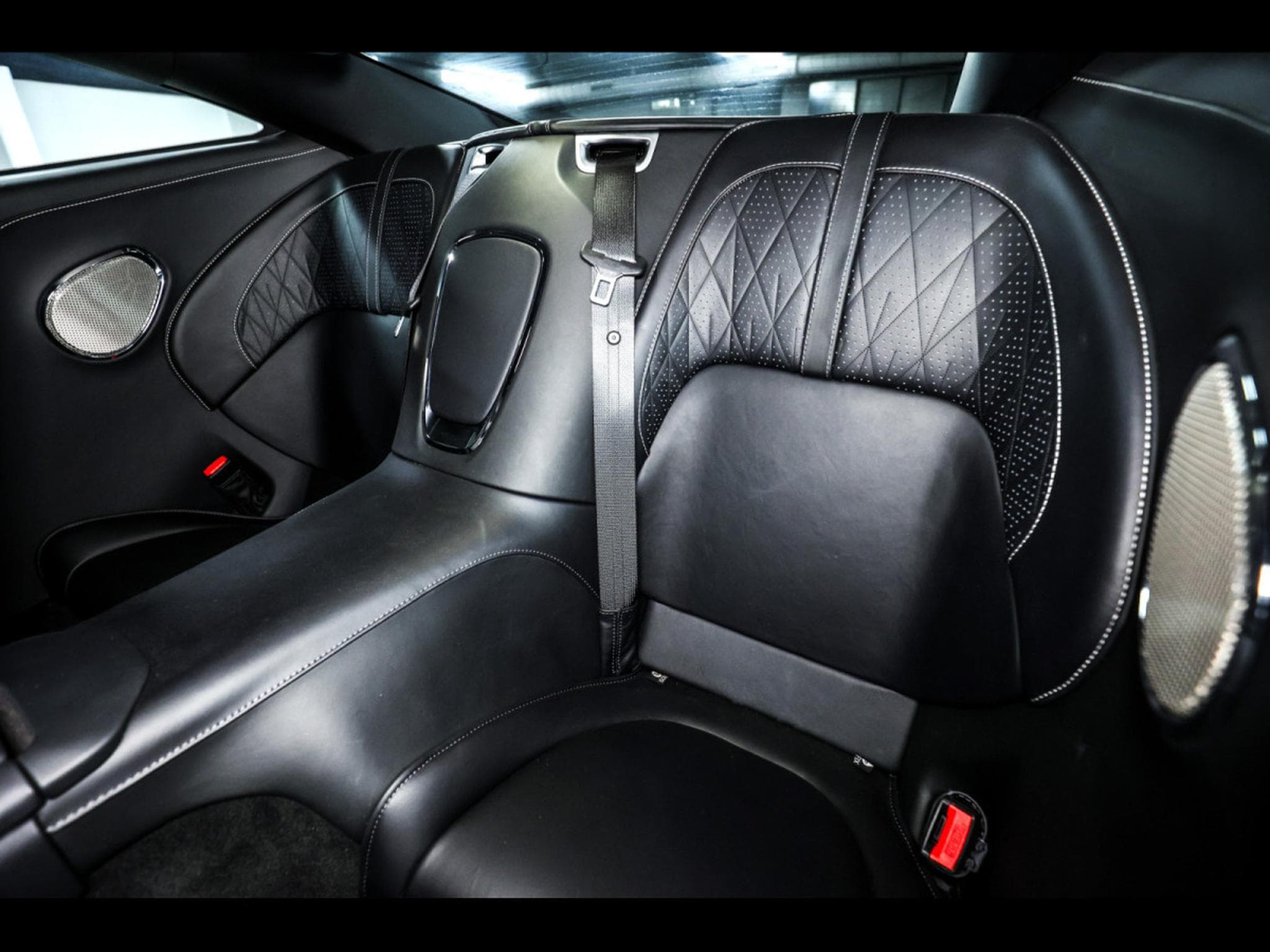 Aston-Martin DB12 COUPE 4.0 V8 BITURBO - ALUMINITE SILVER (2024) - Foto 15