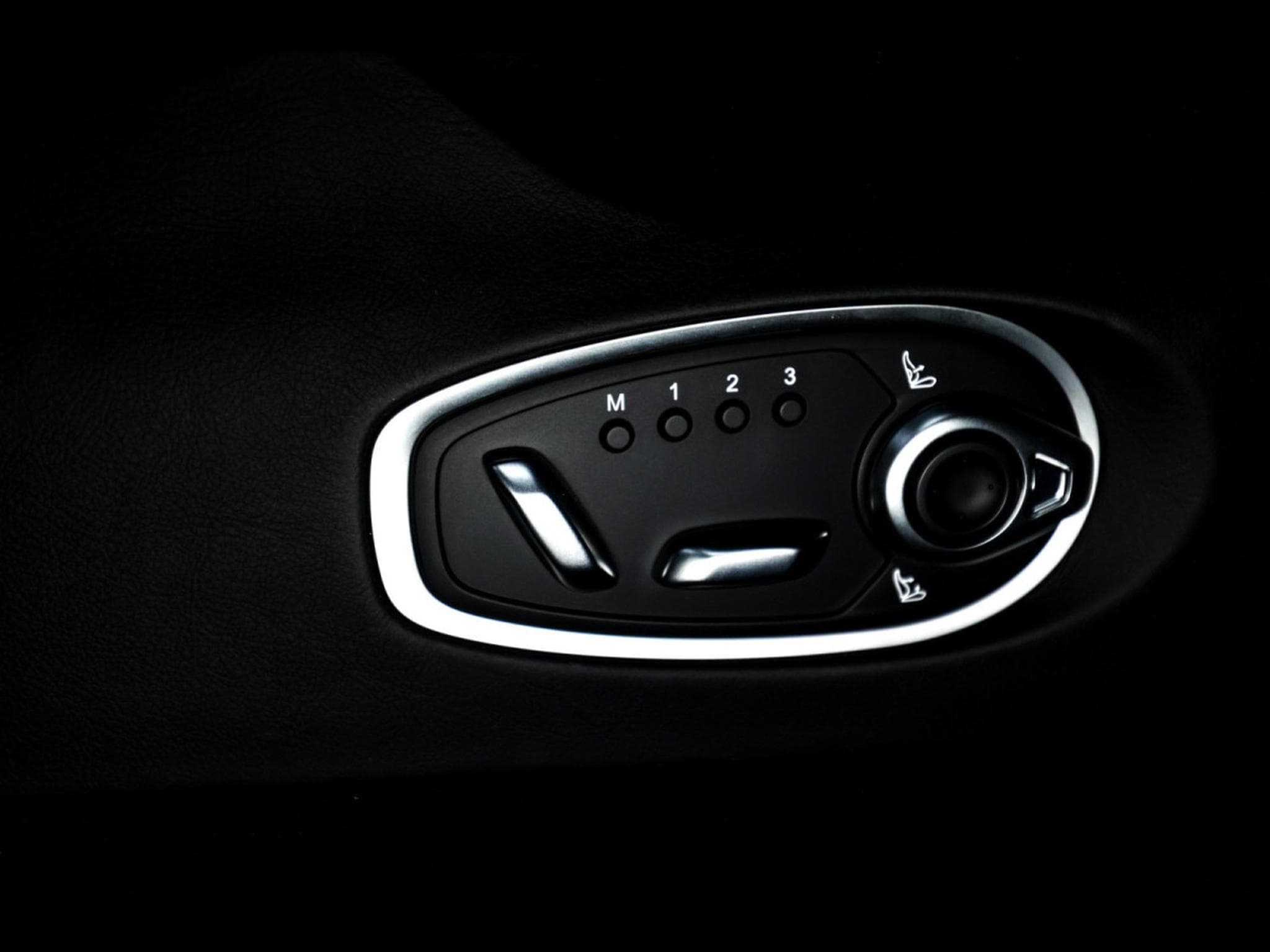 Aston-Martin DB12 COUPE 4.0 V8 BITURBO - ALUMINITE SILVER (2024) - Foto 19