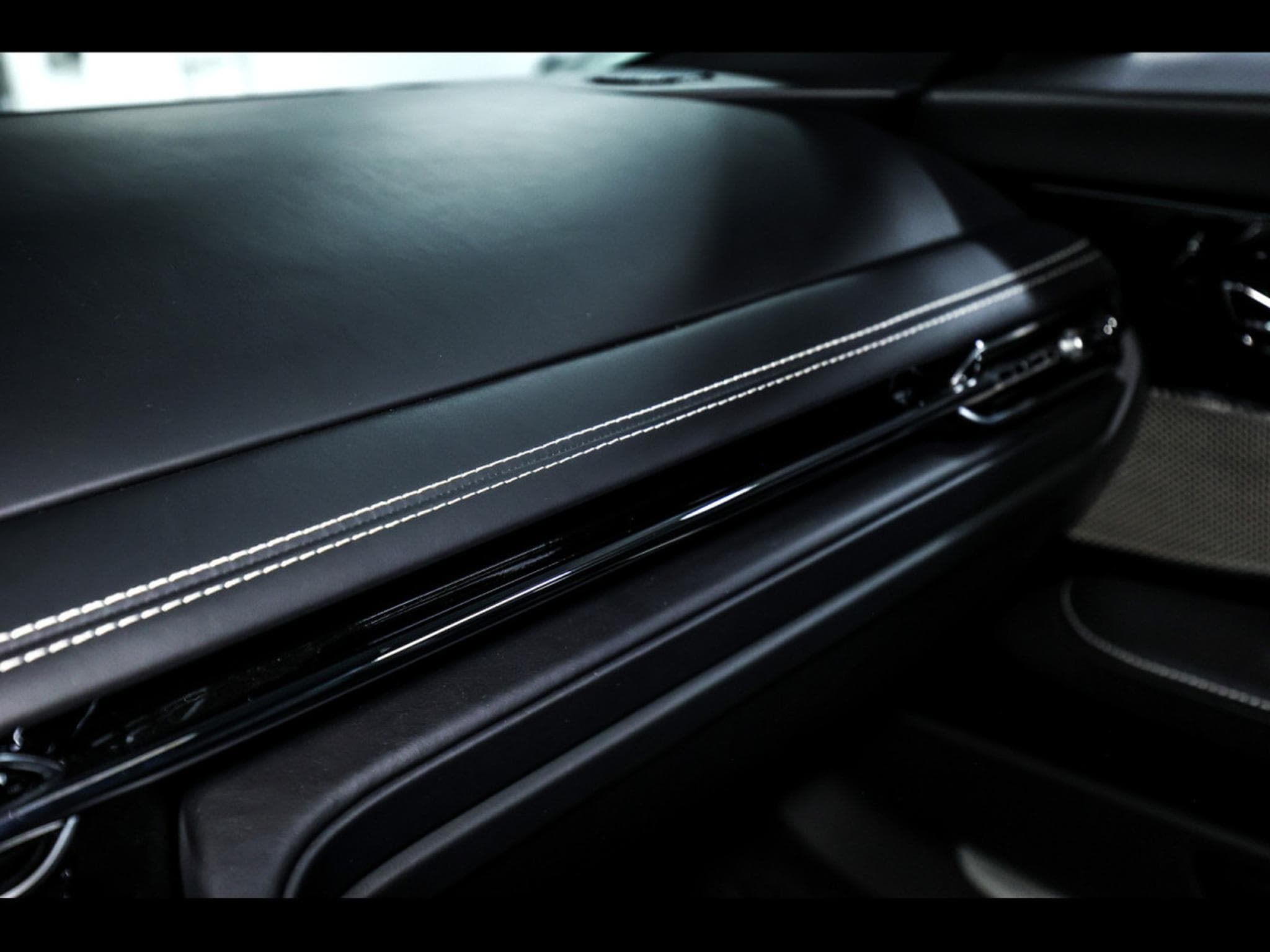 Aston-Martin DB12 COUPE 4.0 V8 BITURBO - ALUMINITE SILVER (2024) - Foto 24