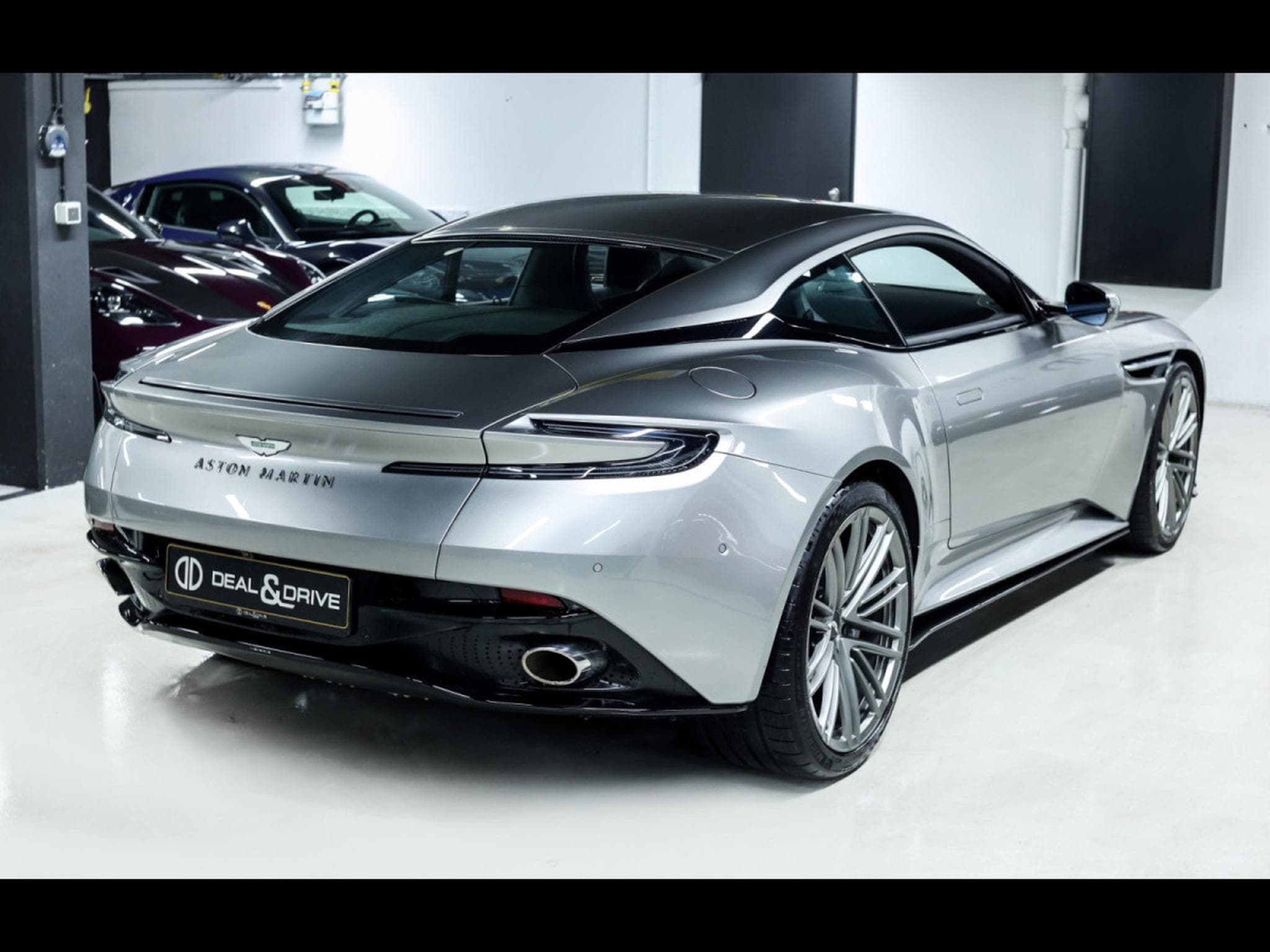 Aston-Martin DB12 COUPE 4.0 V8 BITURBO - ALUMINITE SILVER (2024) - Foto 7