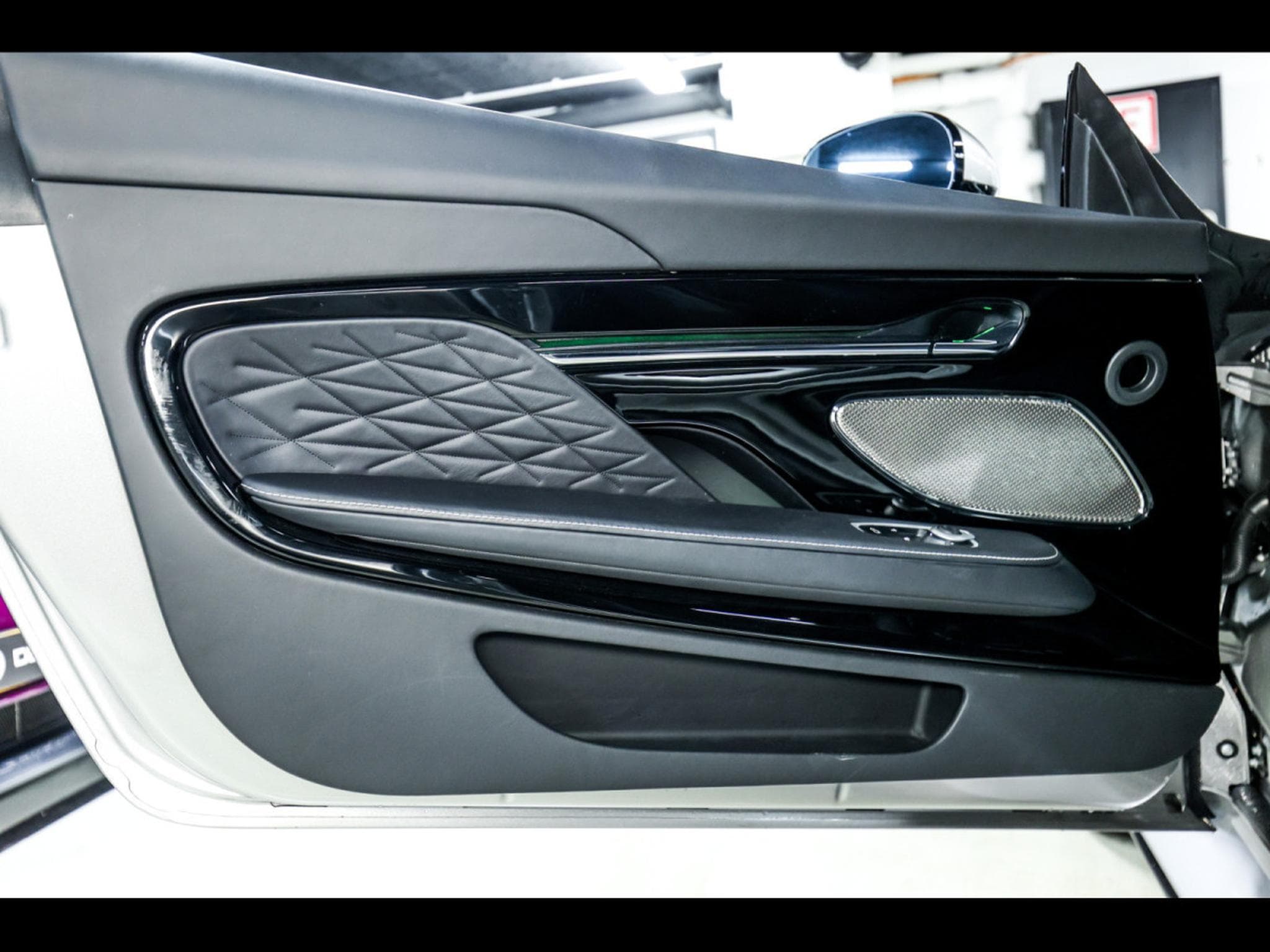 Aston-Martin DB12 COUPE 4.0 V8 BITURBO - ALUMINITE SILVER (2024) - Foto 9