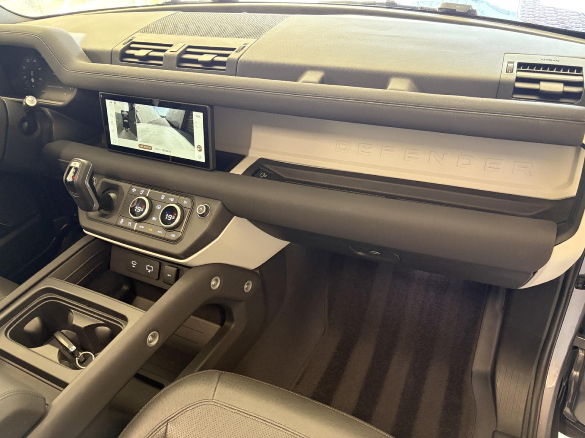 Land-Rover Defender DEFENDER 90 S 3.0 D200/ PANORAMA/ APPLE CAR PLAY/ (2023) - Photo 23