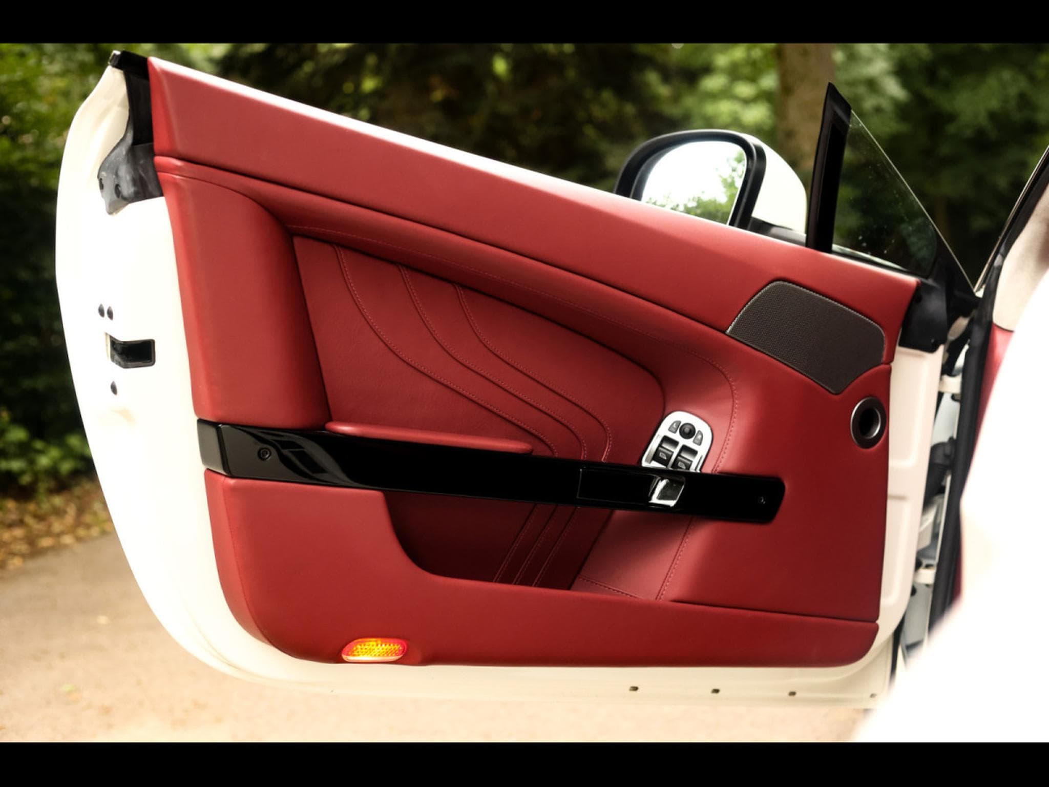 Aston-Martin V8 Vantage S COUPE SPORTSHIFT II - STRATUS WHITE METALLIC (2017) - Photo 17