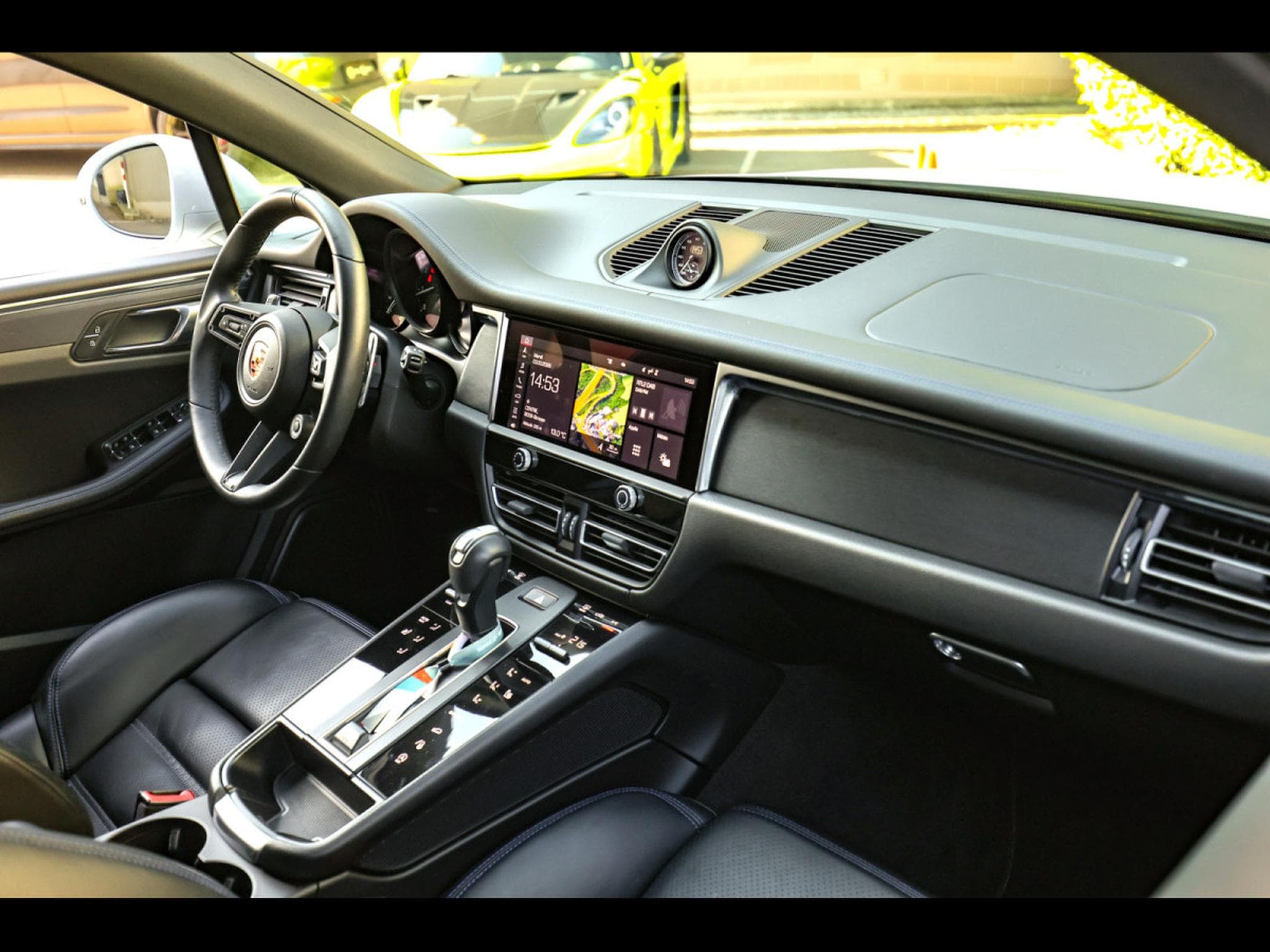 Porsche Macan III GTS PDK – CARRARA WHITE METALLIC (2024) - Photo 18