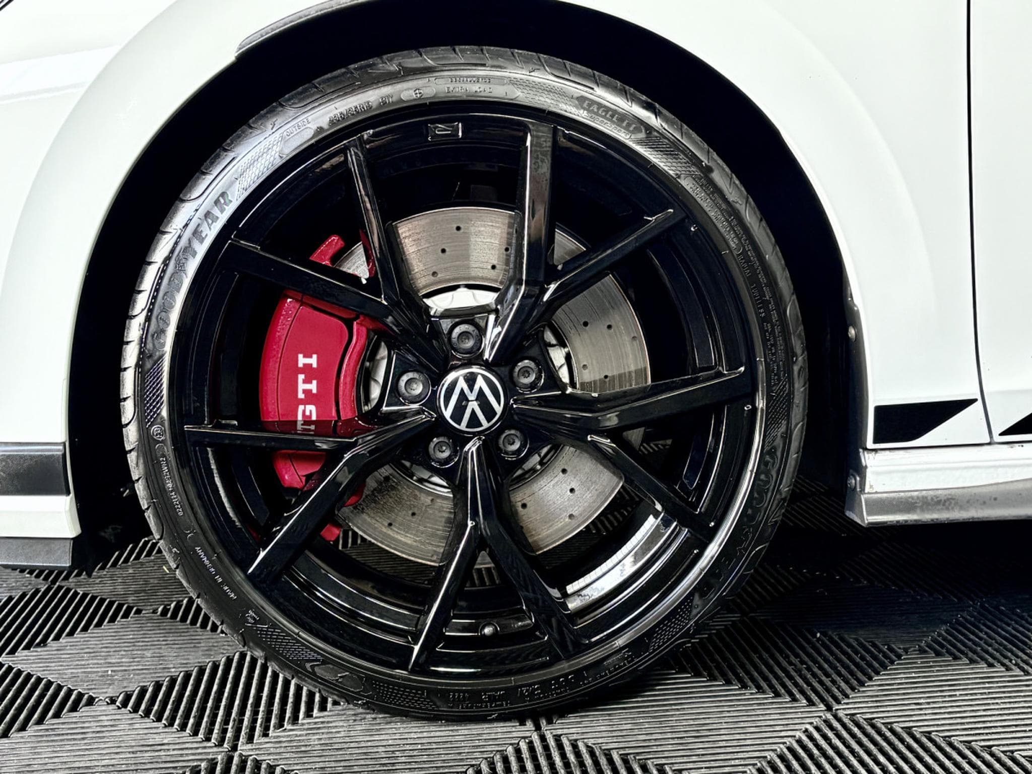 VW Golf GTI Clubsport 2.0 TSI 300CV DSG7 ** DCC ** Matrix ** Caméra (2023) - Foto 21
