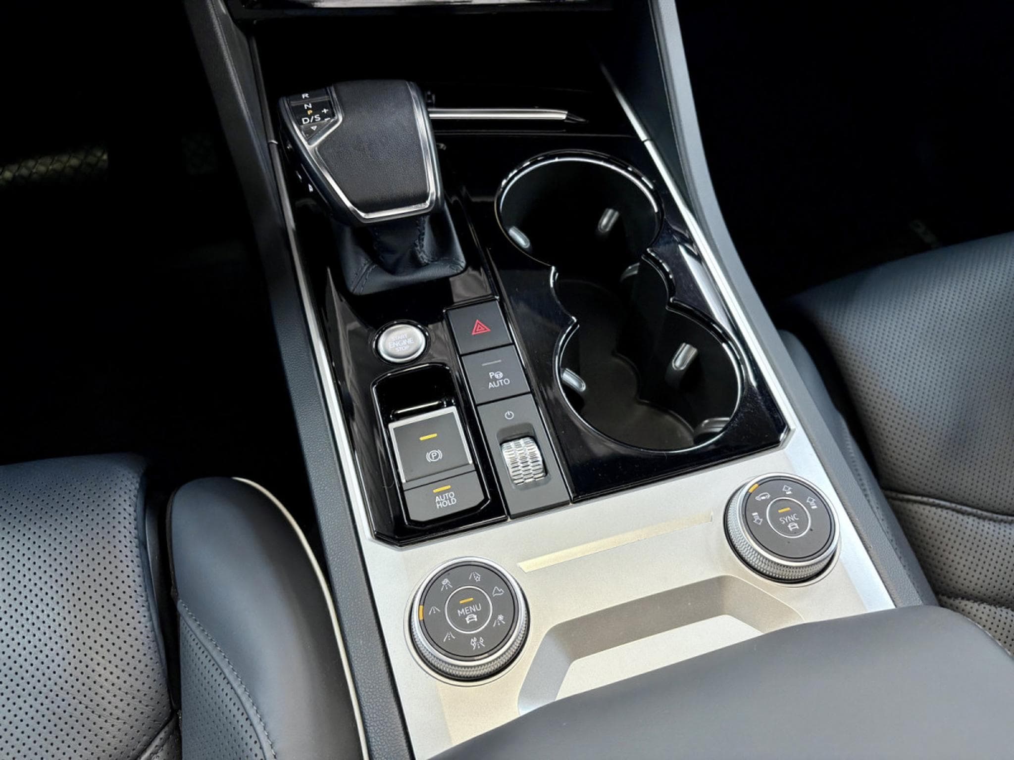 VW Touareg 3.0 TSi V6 PHEV 4MOTION Elegance 381 CV  * Attelage * (2022) - Foto 17