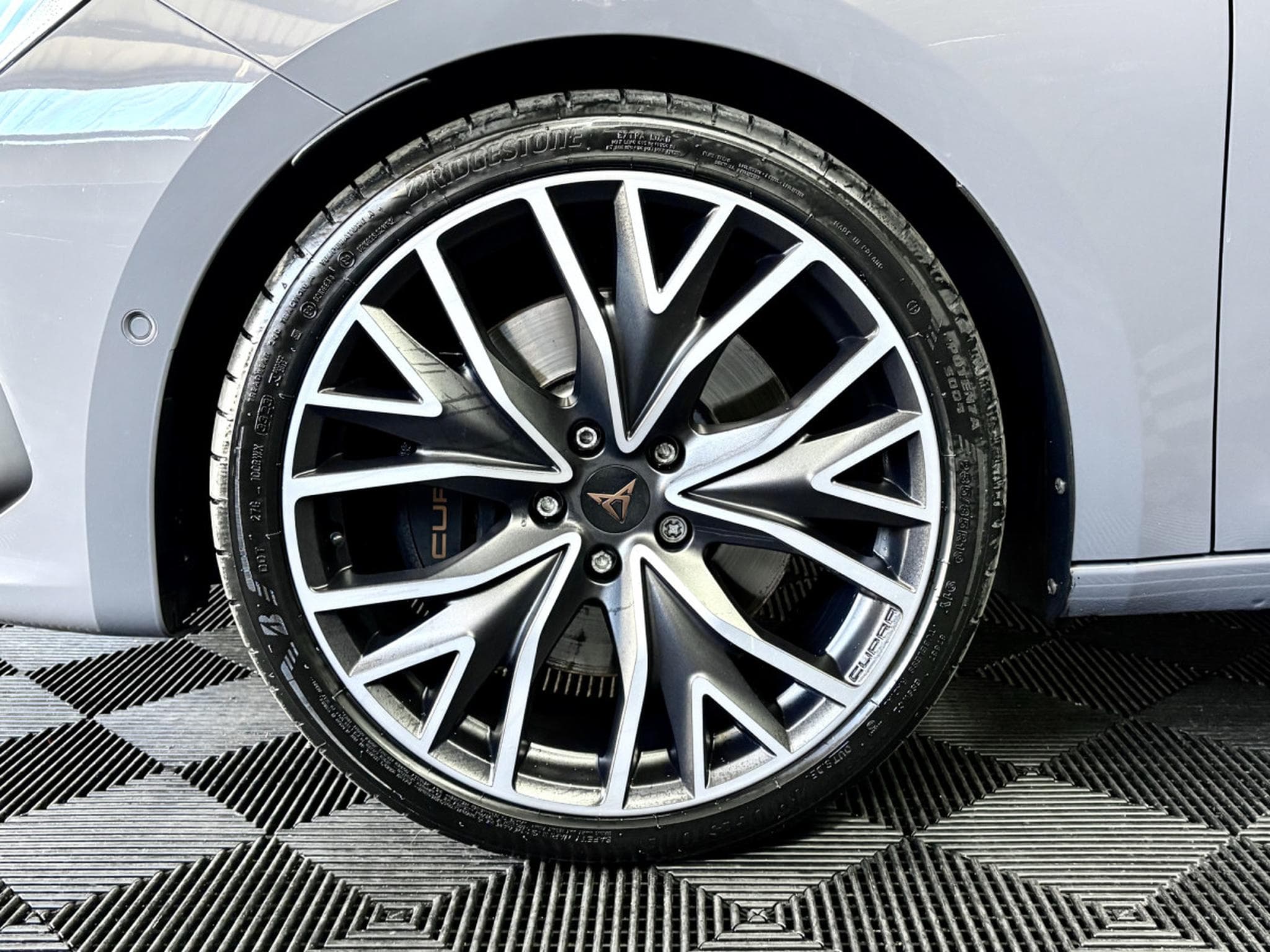 Cupra Leon 2.0 TSI 300CV *PANO* *BEATS* CAM* *19"* (2024) - Foto 24