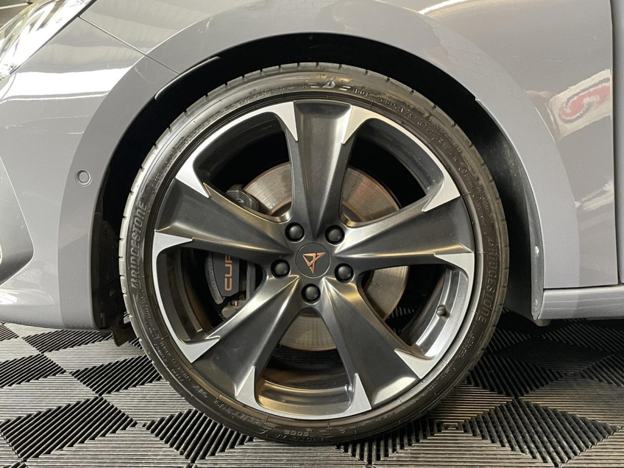 Cupra Leon ST 2.0 TSI 300CV *PANO* *HAYON* CAM* *KEYLESS* (2023) - Foto 3