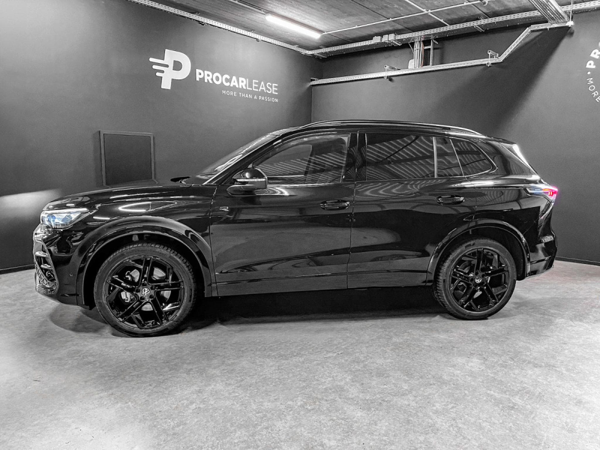 VW Tiguan Tiguan 2.0 TDI/DSG/4Motion R-Line/ AHK/Pano/360°/Leder/VOLL (2026) - Photo 4