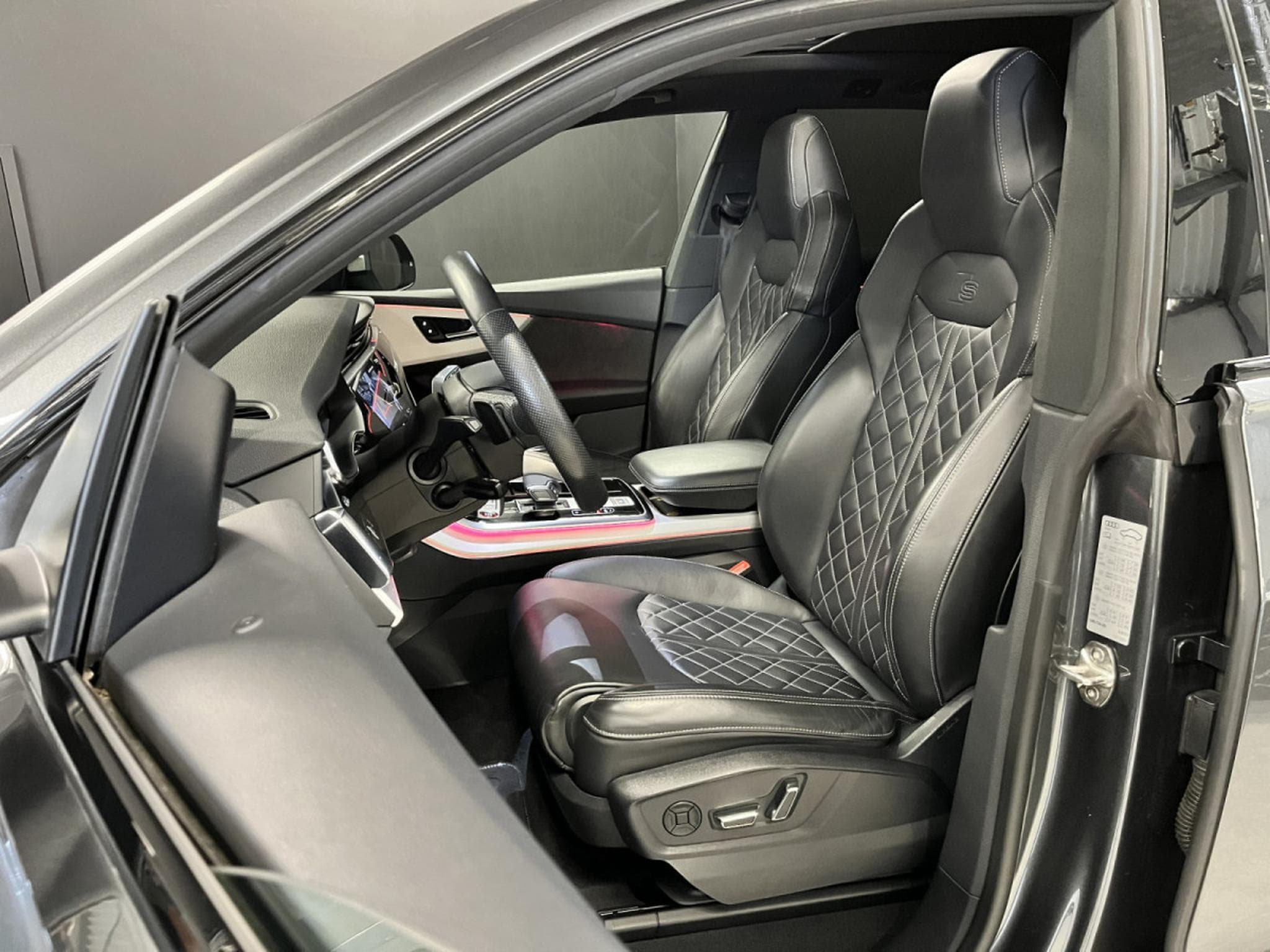 Audi SQ8 4.0 TDI Quattro/Matrix PANO/B&O/23/360°/HUD/AHK/ADAPTATIVE C (2021) - Photo 4