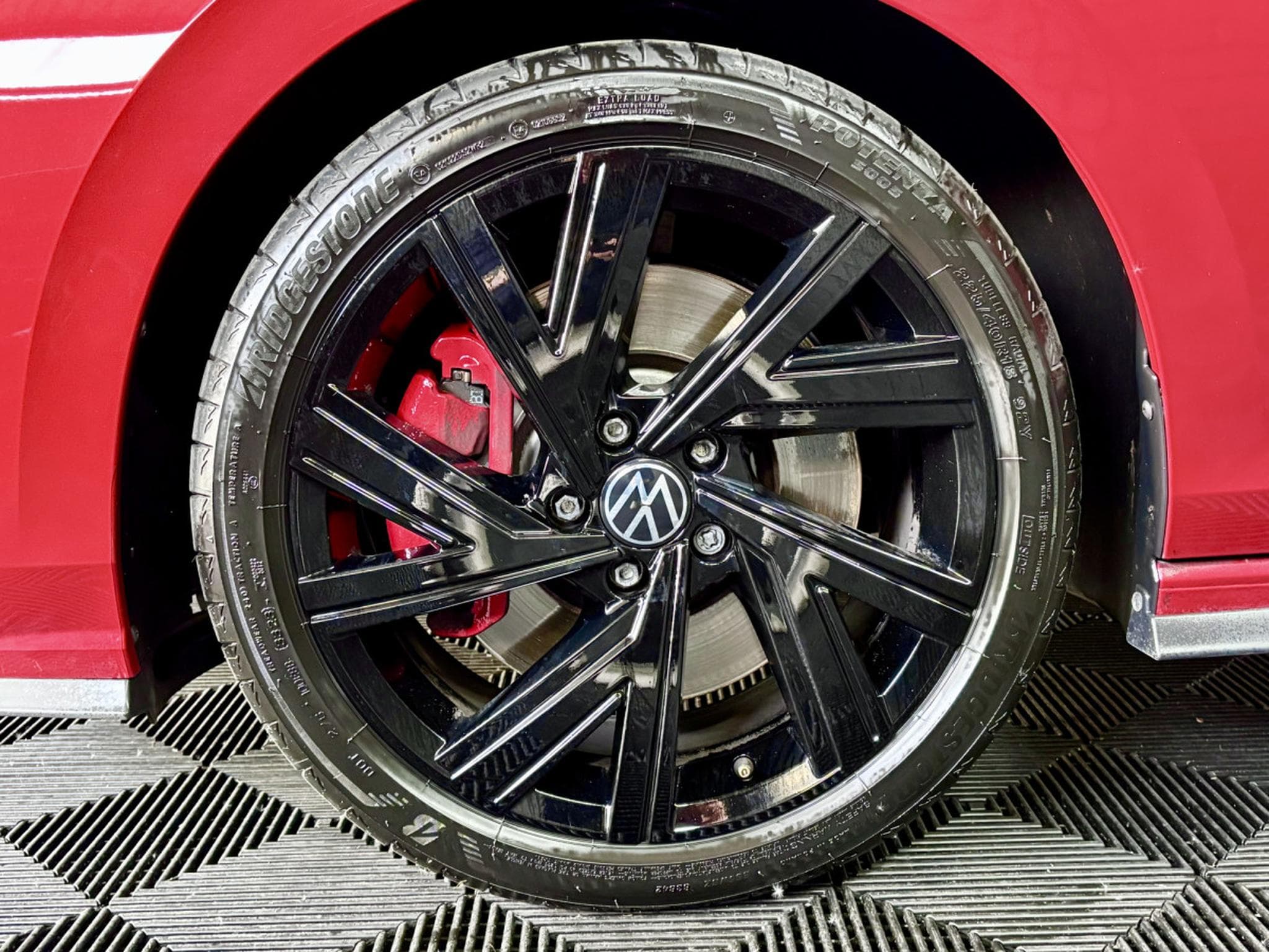 VW Golf GTI 2.0 TSI 245CV DSG7 *CAMERA* (2023) - Foto 22
