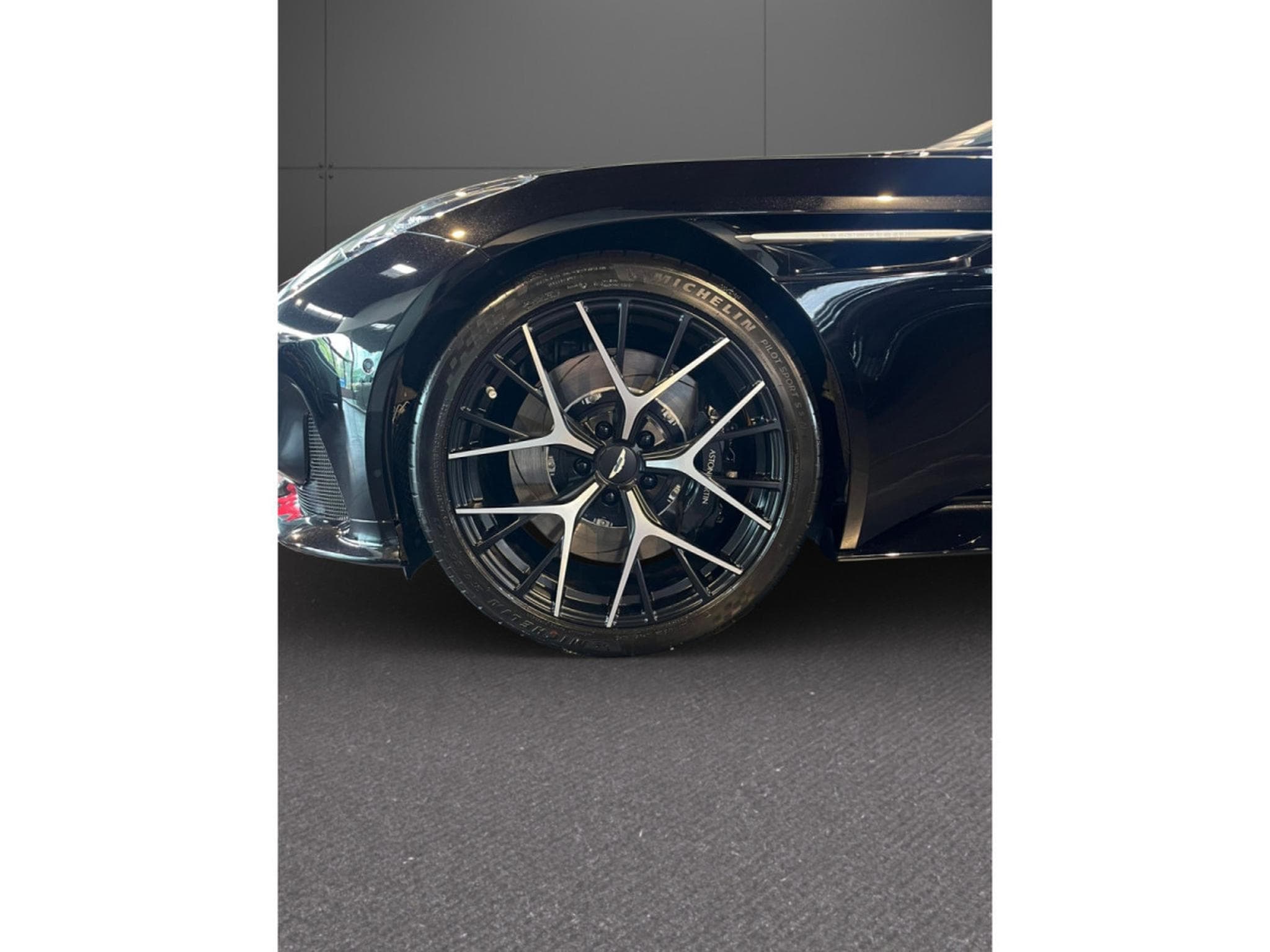 Aston-Martin DB12 COUPE/V8/BLACK ON BLACK/ B&W/360°/SEAT VENT/ (2025) - Photo 13