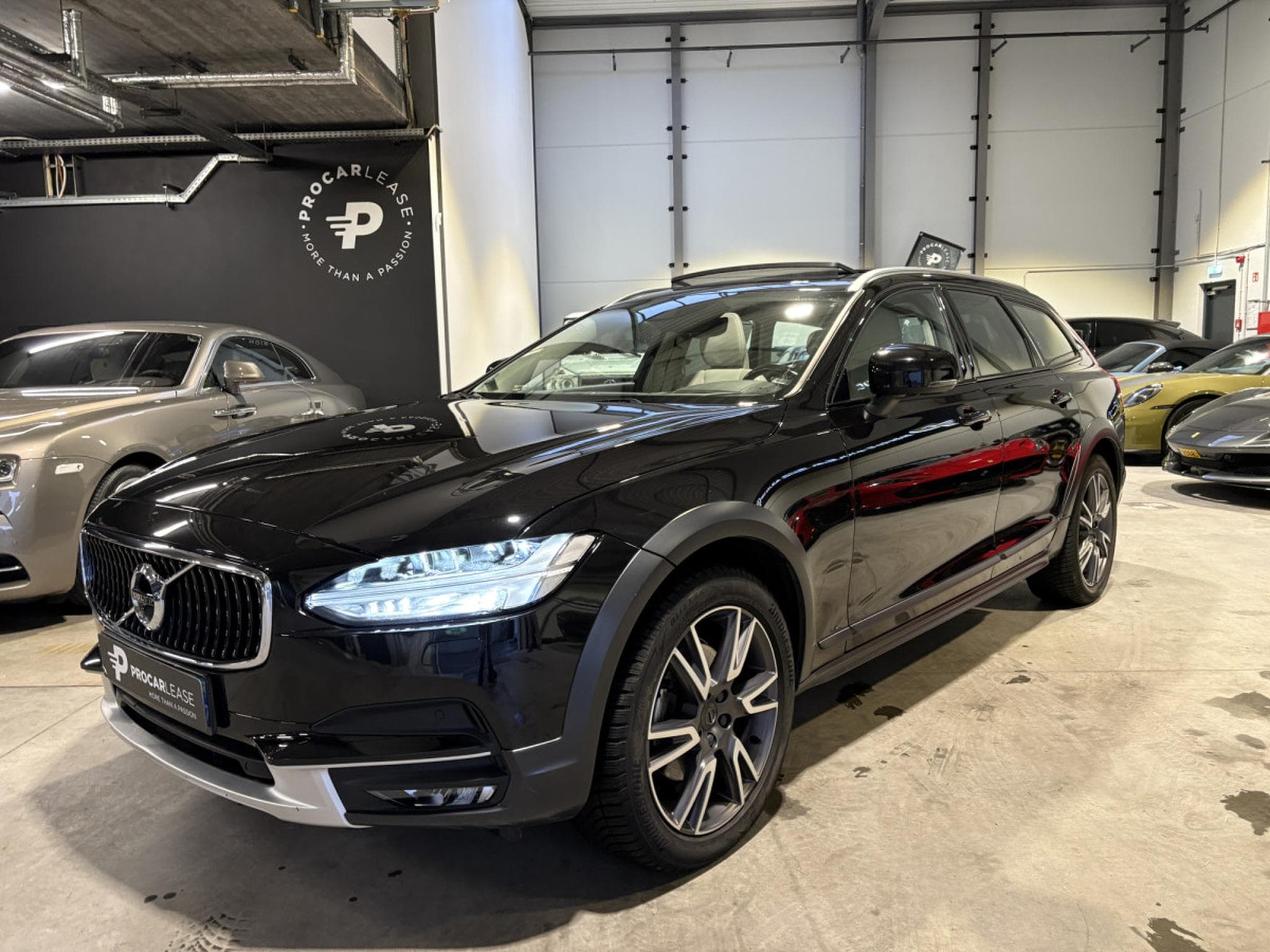 Volvo V90 Pro AWD/PANO/19/360/HUP.D/VOLL (2020) - Photo 1