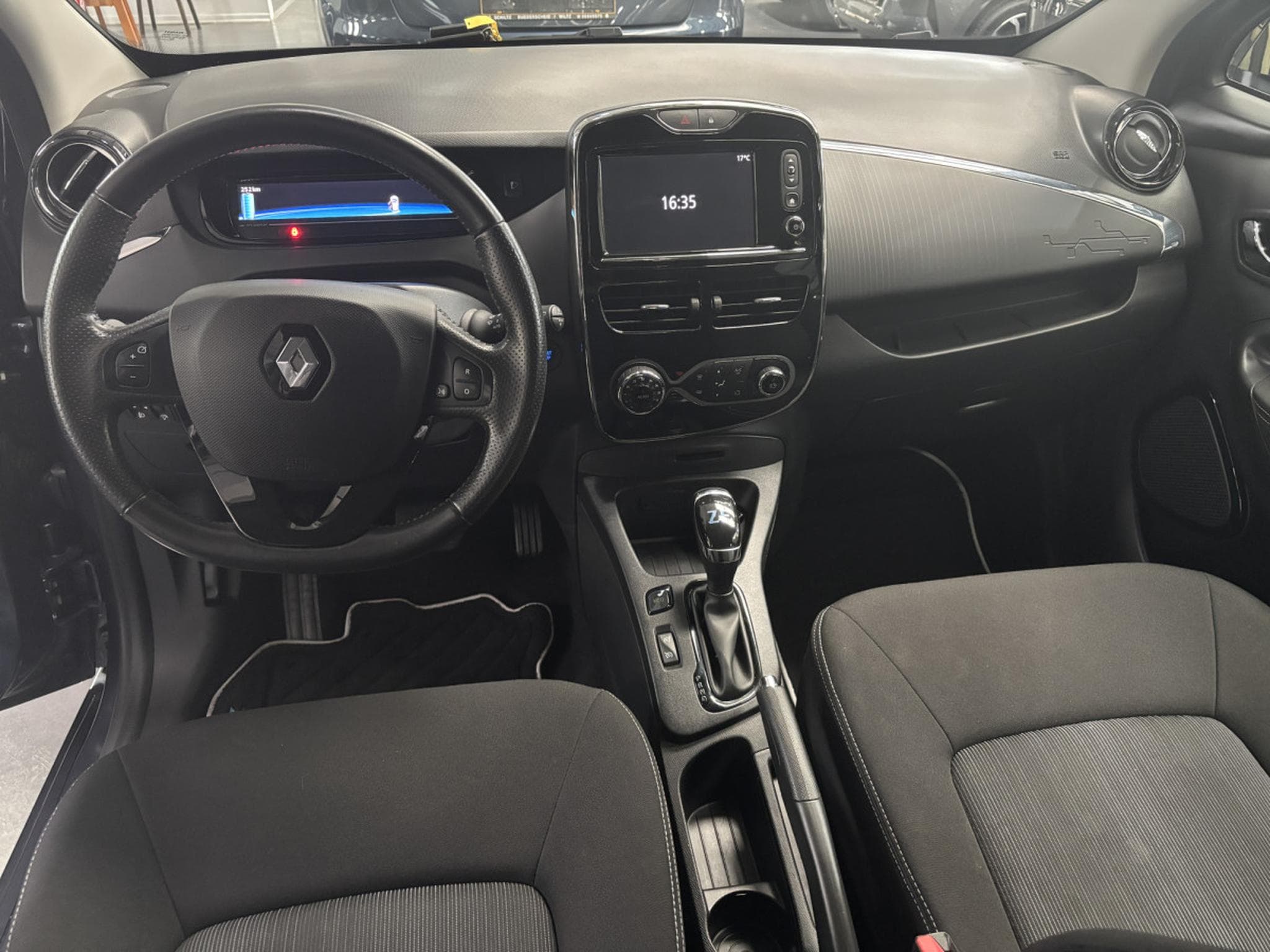 Renault Zoé Intens R110 40KWH batterie inclus (2018) - Photo 9