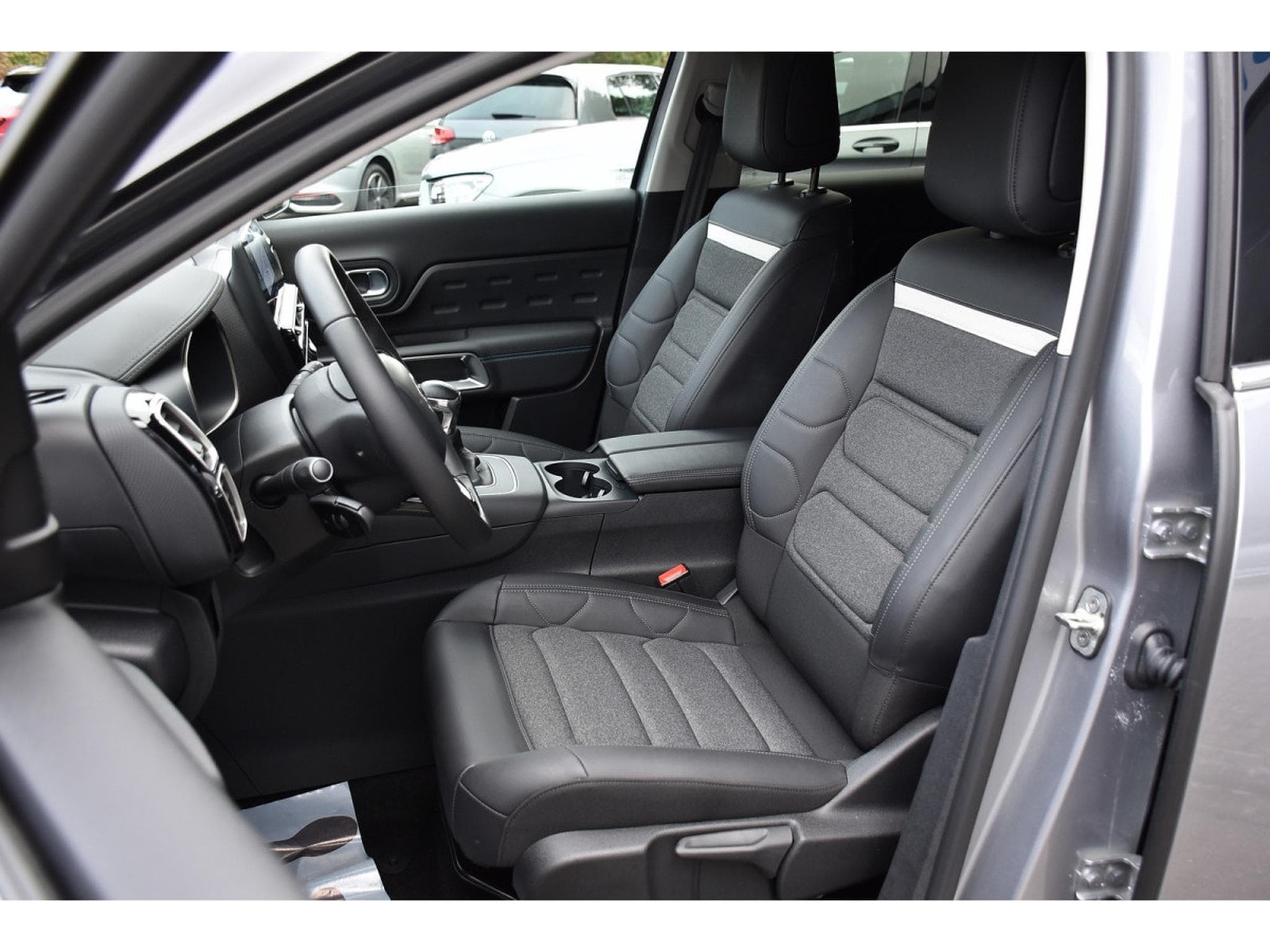 Citroën C5 Aircross 1.2 PureTech 130 Shine CUIR ACC SIDE GPS CAM 1° MAIN (2024) - Photo 6