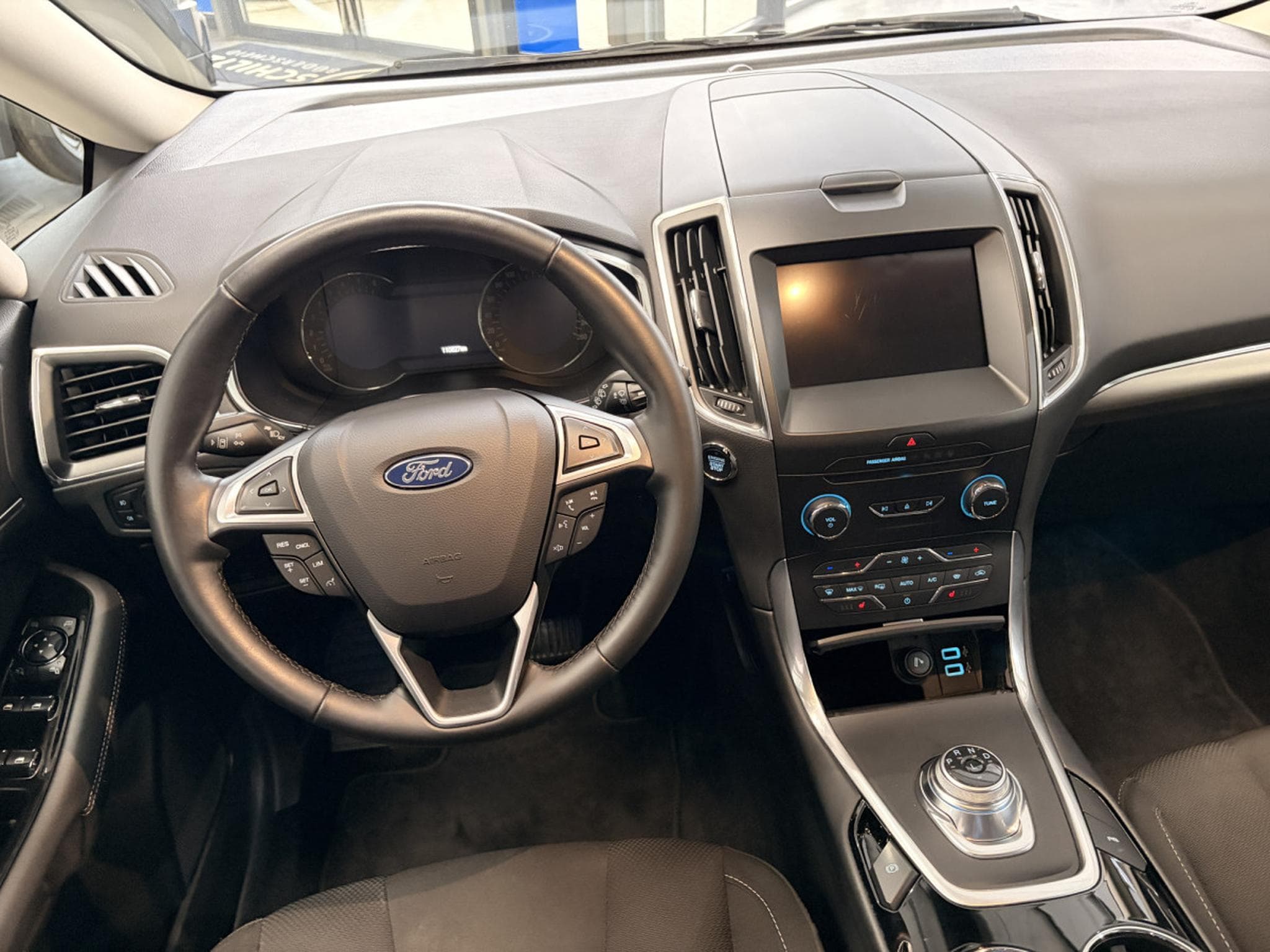 Ford S-Max 2.5 FEHV Titanium Hybrid (2023) - Photo 11