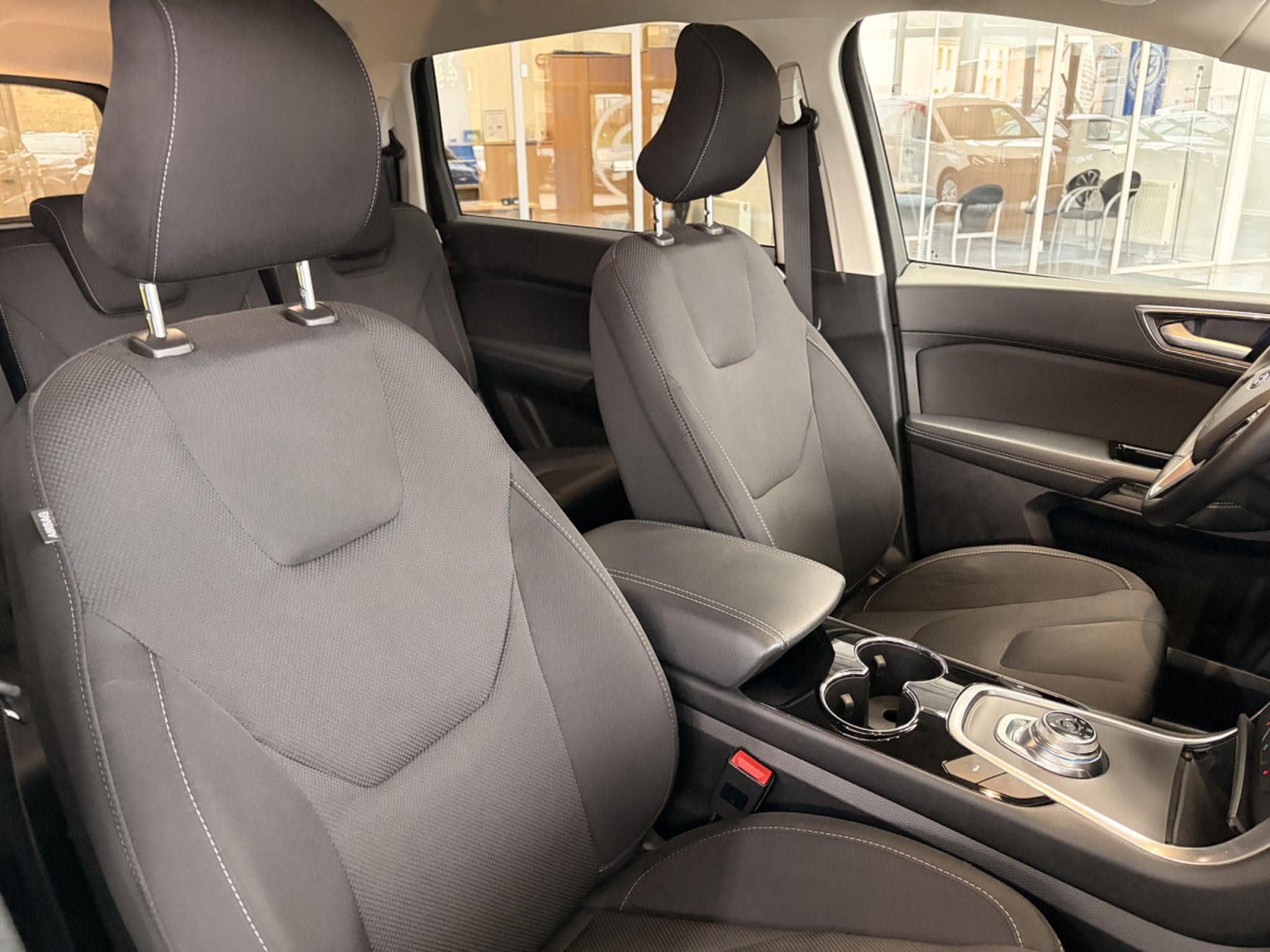 Ford S-Max 2.5 FEHV Titanium Hybrid (2023) - Photo 12