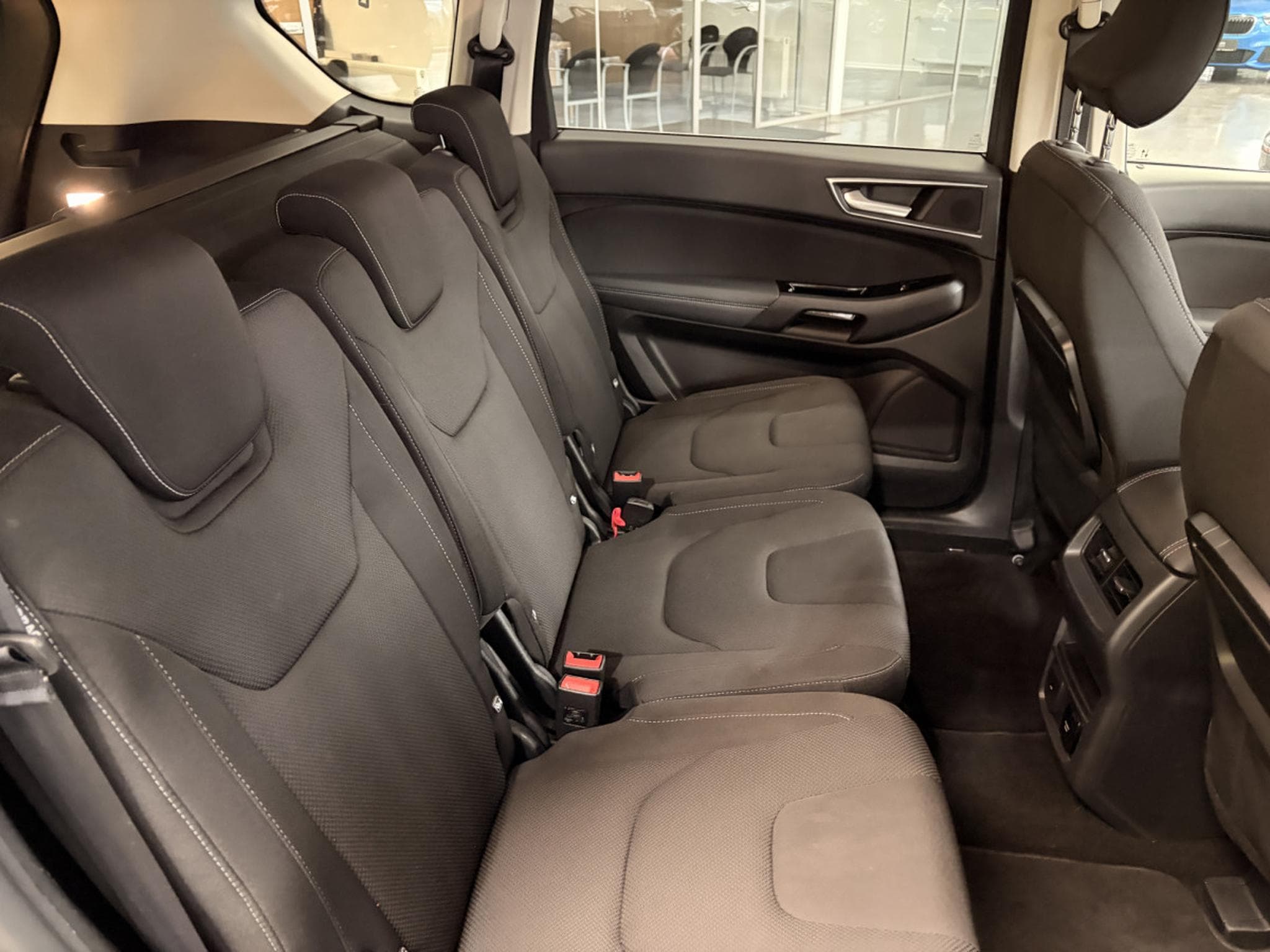 Ford S-Max 2.5 FEHV Titanium Hybrid (2023) - Photo 13