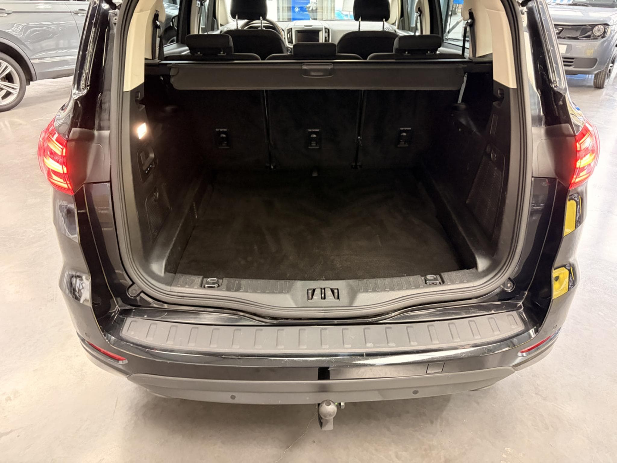 Ford S-Max 2.5 FEHV Titanium Hybrid (2023) - Photo 14