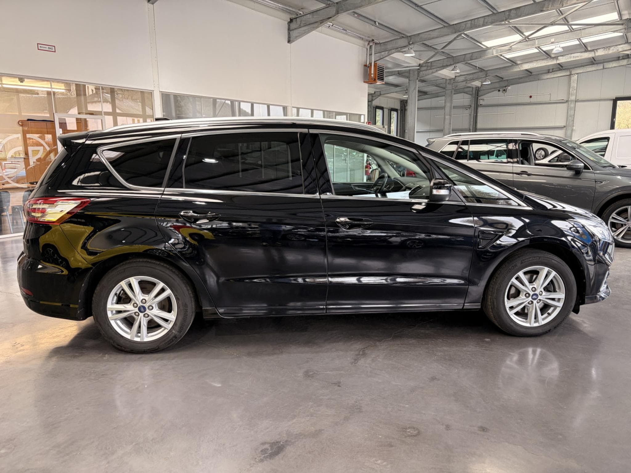Ford S-Max 2.5 FEHV Titanium Hybrid (2023) - Photo 2