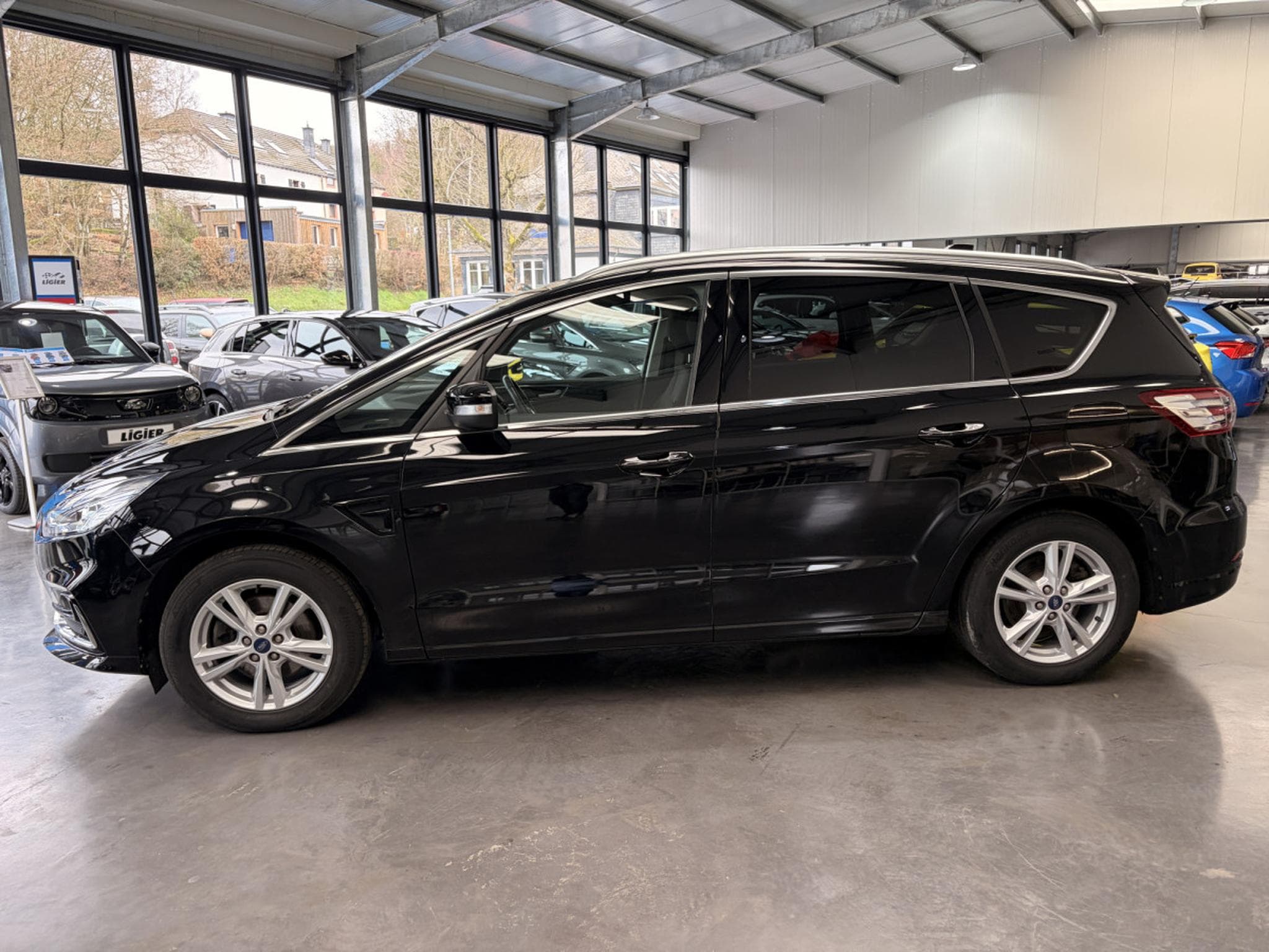 Ford S-Max 2.5 FEHV Titanium Hybrid (2023) - Photo 6