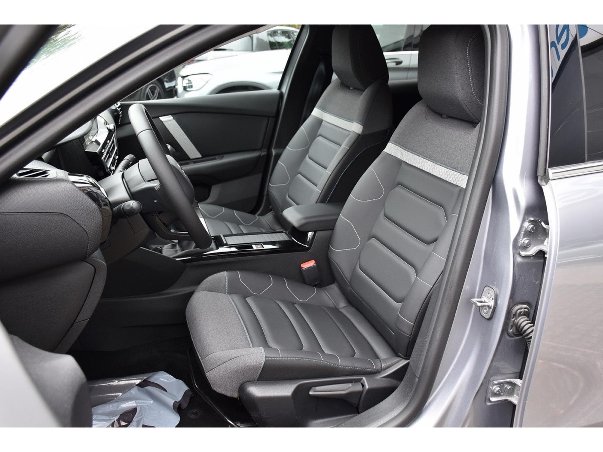 Citroën C4 1.2 PureTech 130 Max CUIR CAM360 HUD SIDE LANE GPS 1° MAIN (2024) - Photo 6