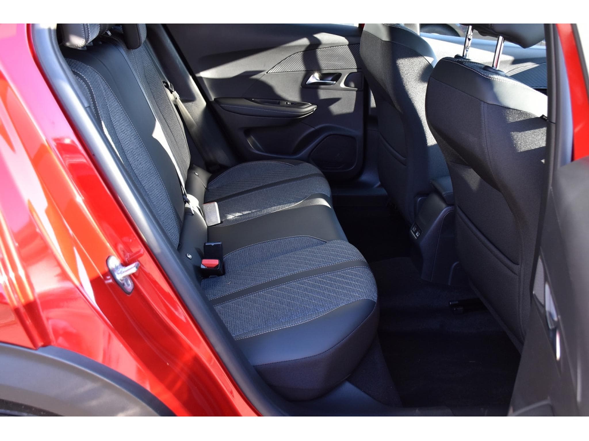 Peugeot 2008 1.2 PureTech Allure ACC GPS LANE SIDE REGUL CAM 360 1° MAIN (2025) - Foto 8