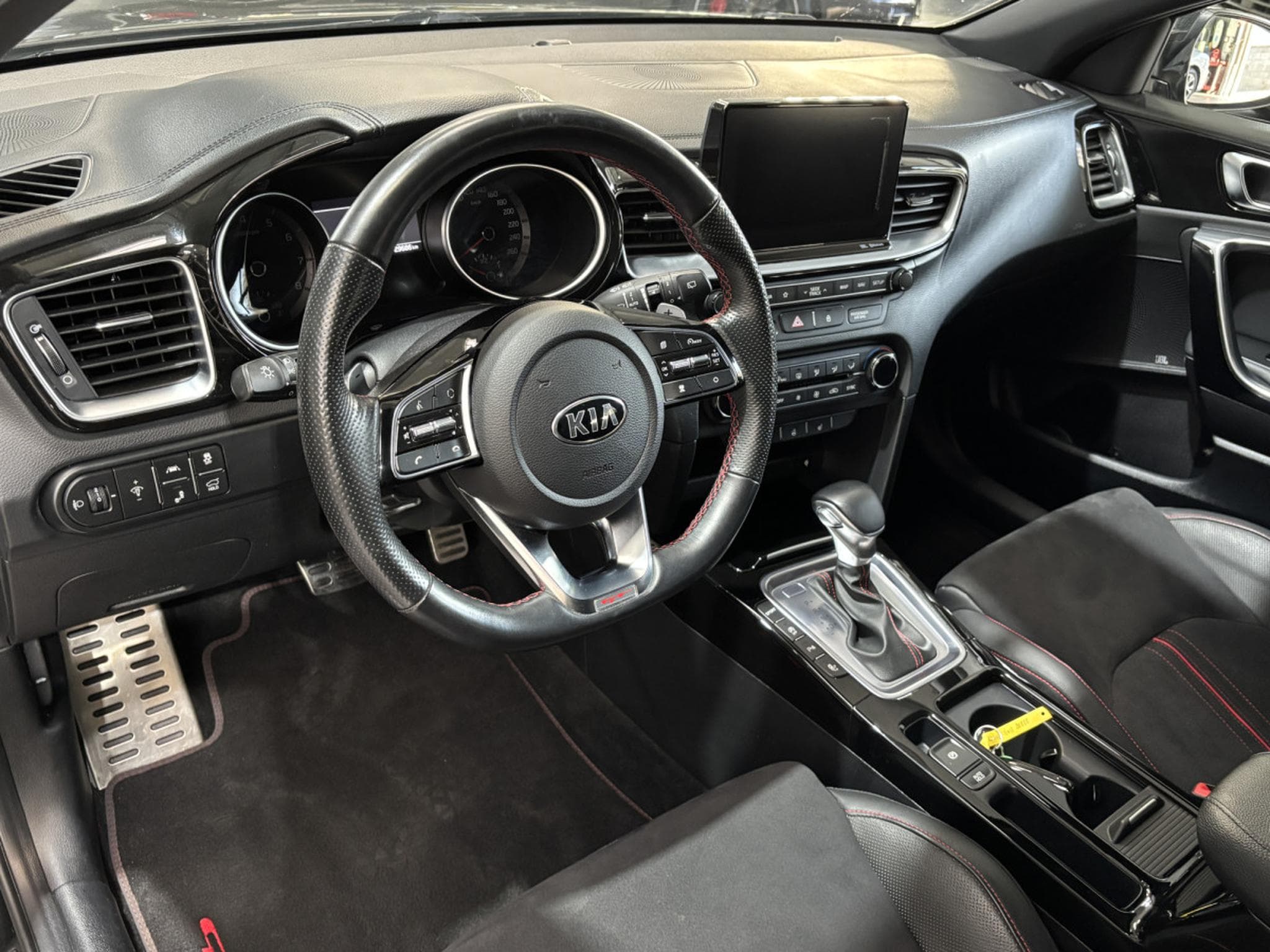 Kia ProCeed GT 1.6 T-GDI DCT (2021) - Photo 10