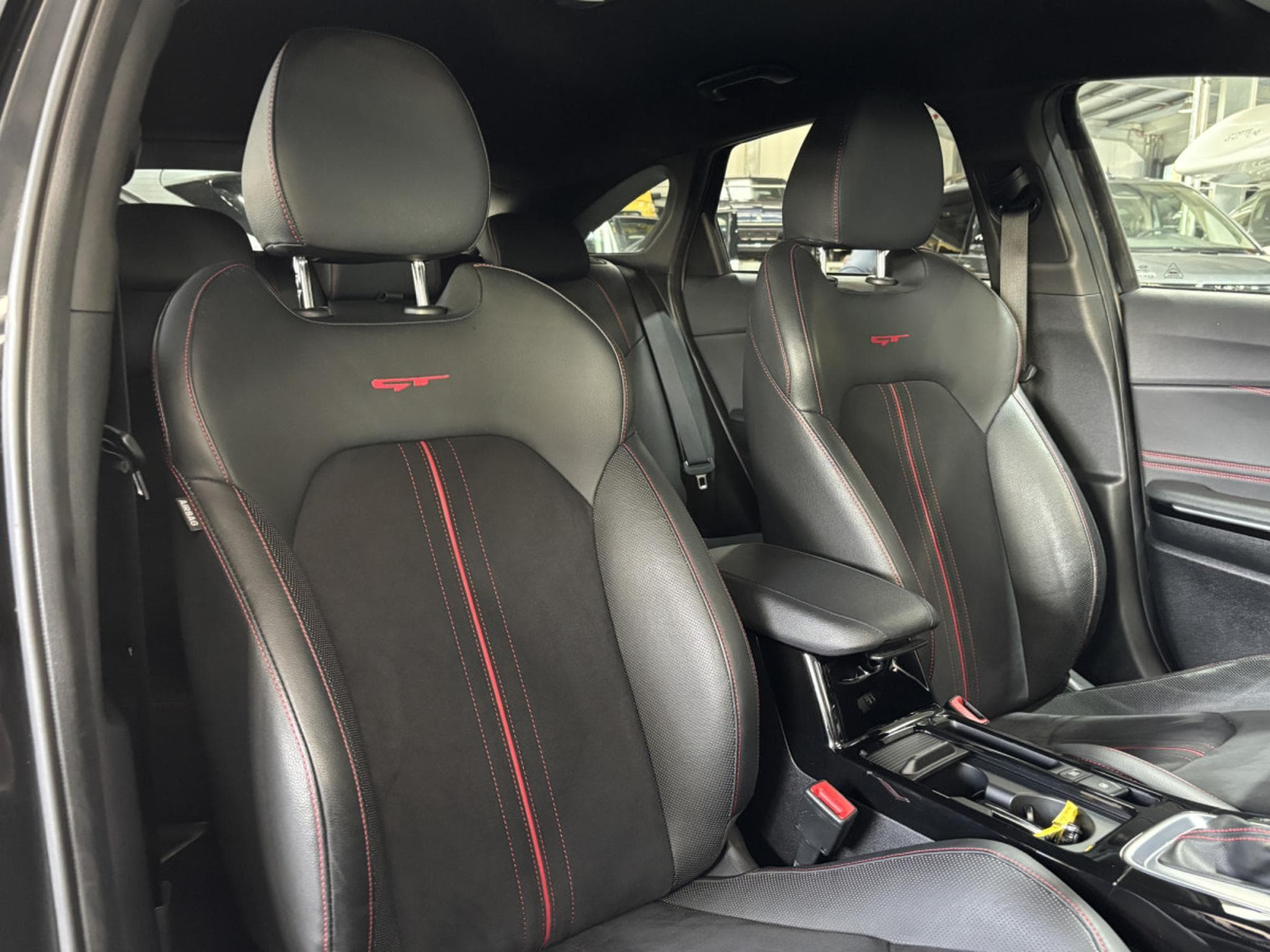 Kia ProCeed GT 1.6 T-GDI DCT (2021) - Photo 12