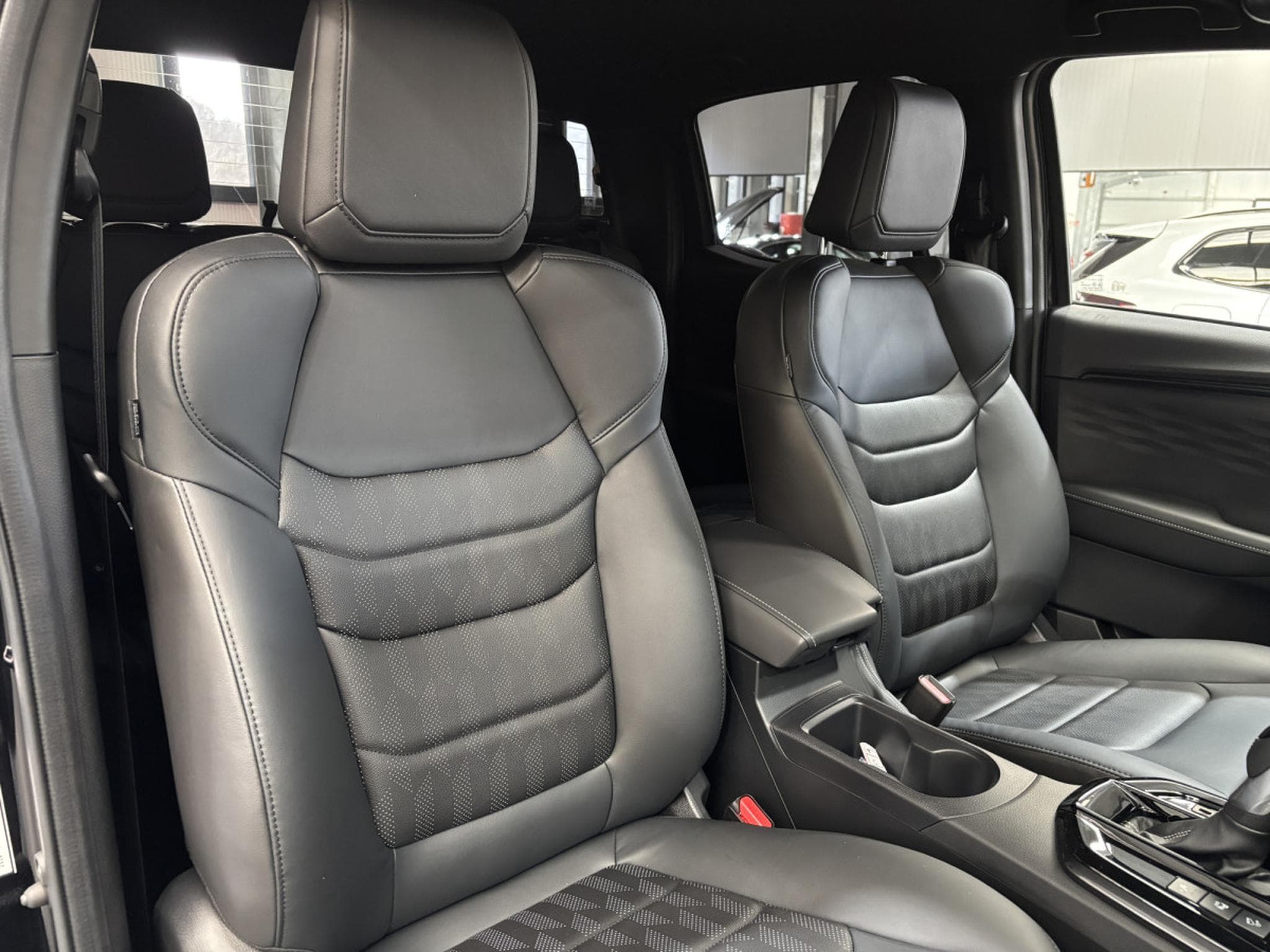 Isuzu D-Max Double Cab 1.9 V-Cross 163HP (2026) - Photo 12