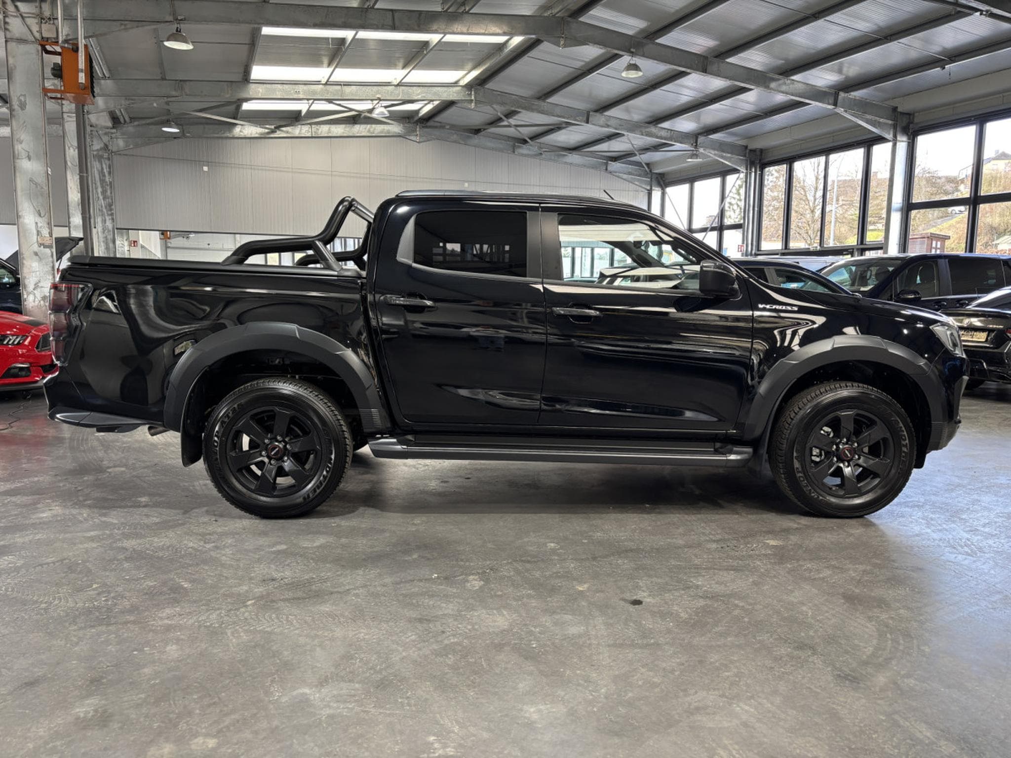 Isuzu D-Max Double Cab 1.9 V-Cross 163HP (2026) - Photo 2