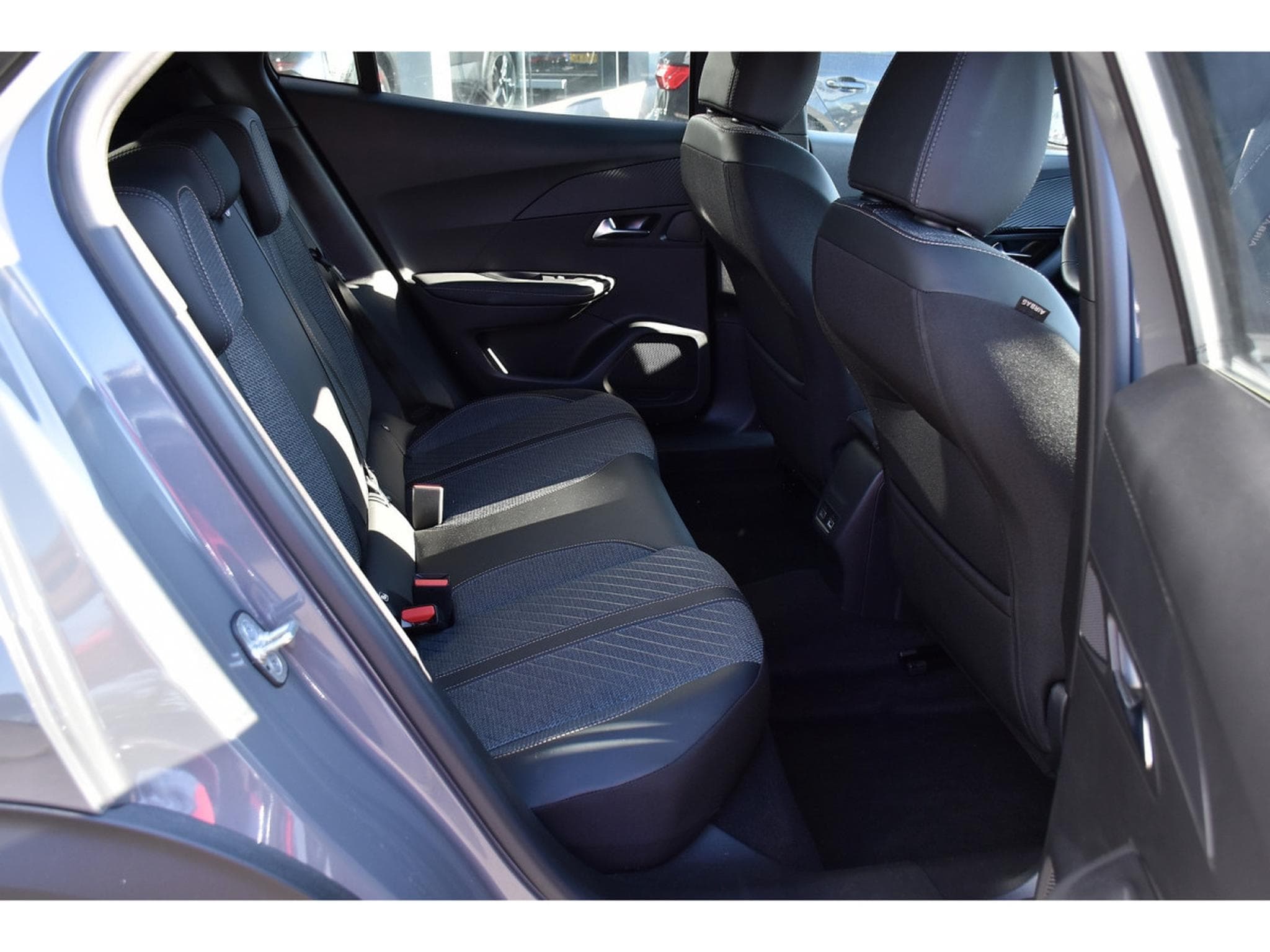 Peugeot 2008 1.2 PureTech Allure ACC GPS LANE SIDE REGUL CAM 360 1° MAIN (2025) - Foto 8