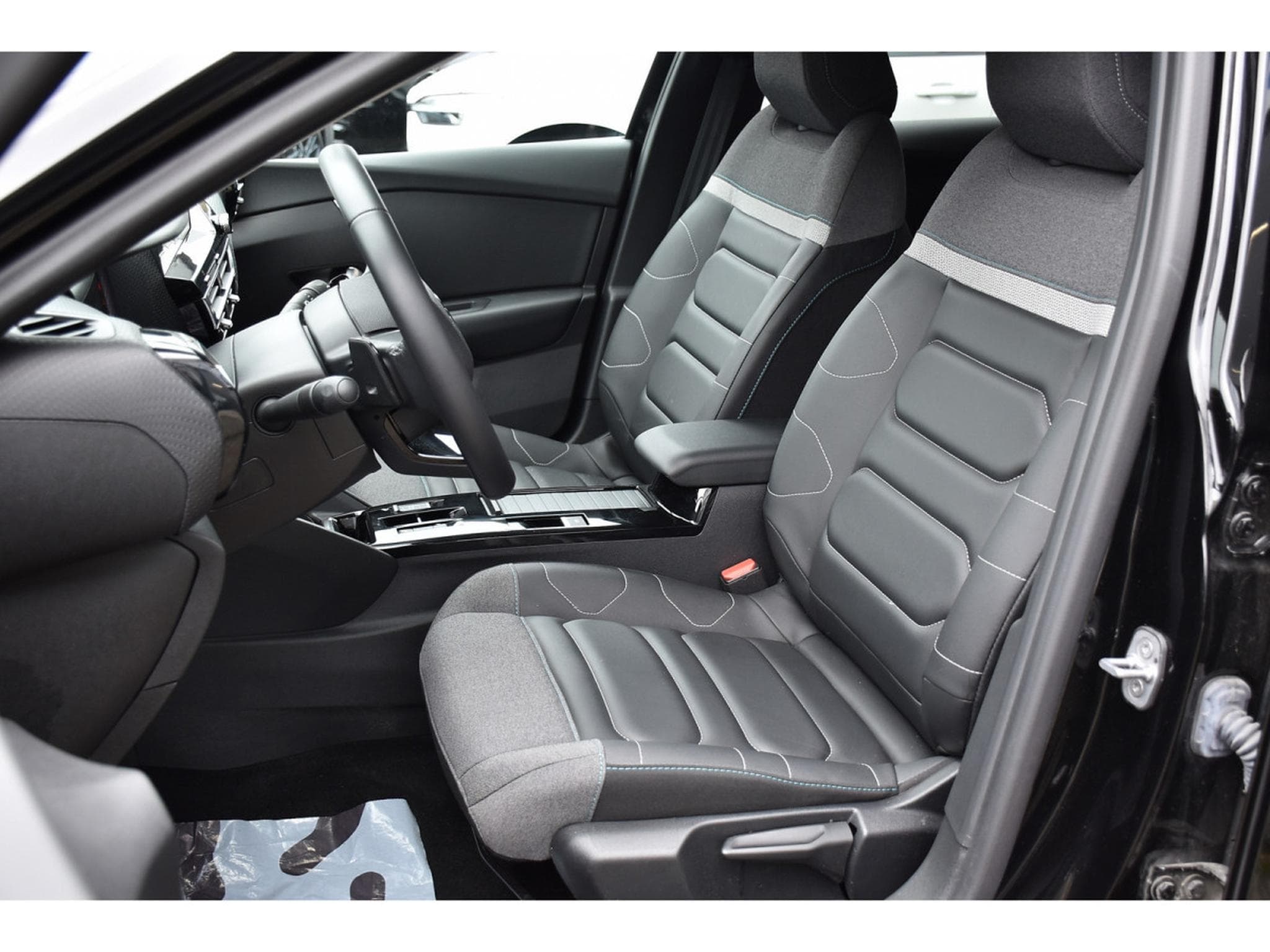 Citroën C4 1.2 PureTech 130 EAT8 MAX CUIR ACC SIDE HUD CAM360 1° MAIN (2024) - Photo 6