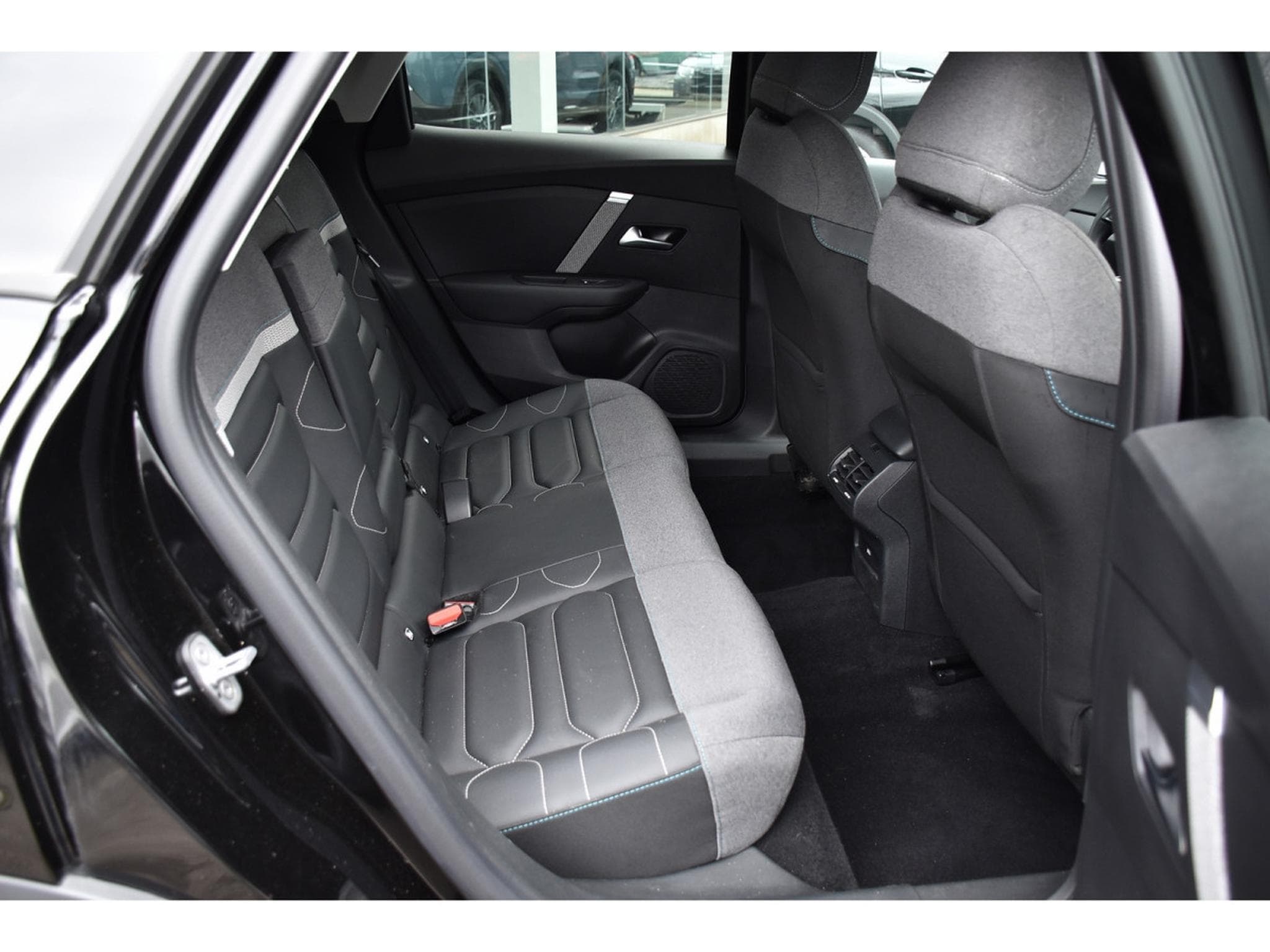 Citroën C4 1.2 PureTech 130 EAT8 MAX CUIR ACC SIDE HUD CAM360 1° MAIN (2024) - Photo 8