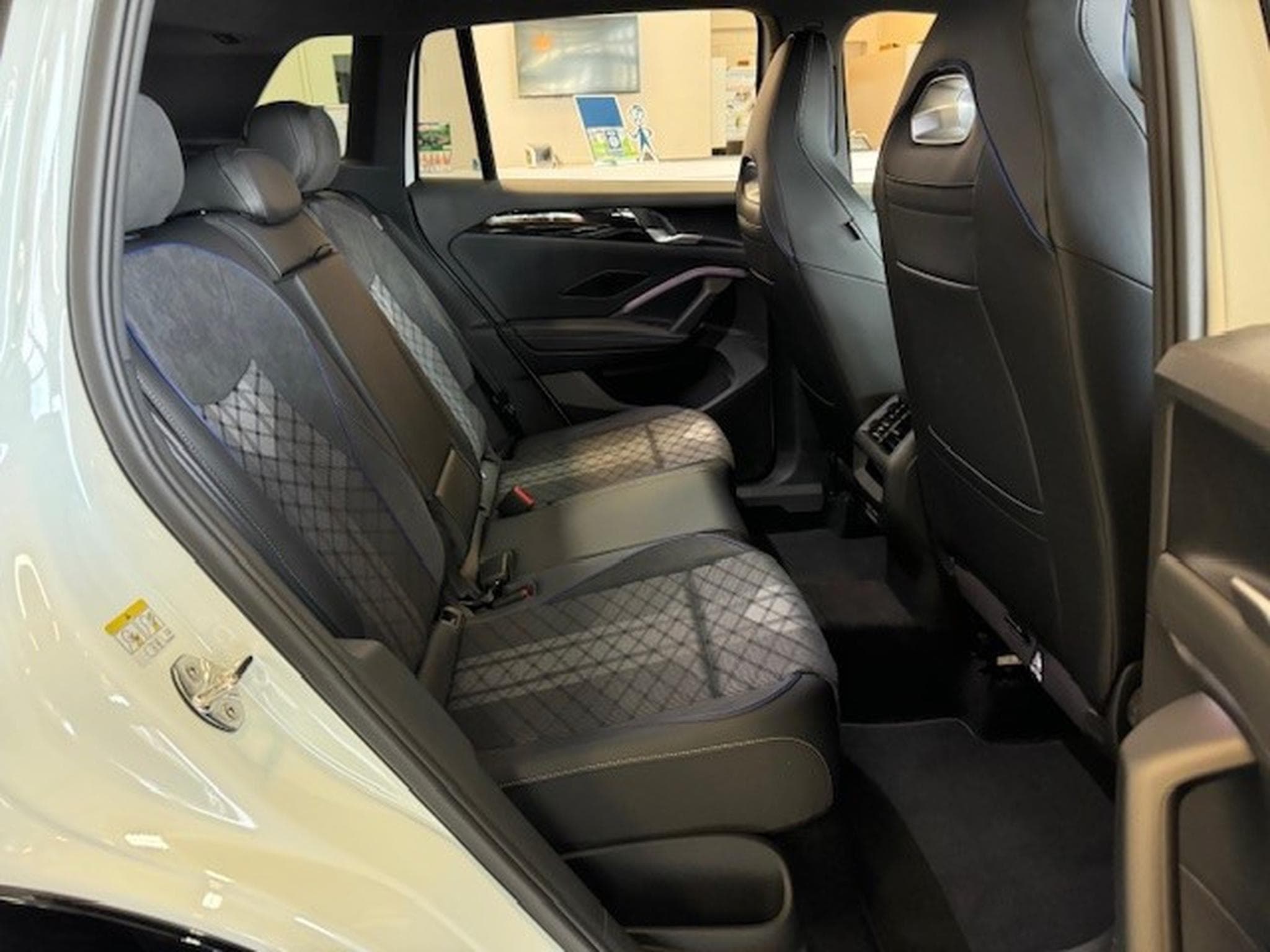 VW Tiguan R-Line 1.5 eTSI 110KW-150CV DSG7 - Garantie 5 ans / 100 000 (2024) - Photo 11