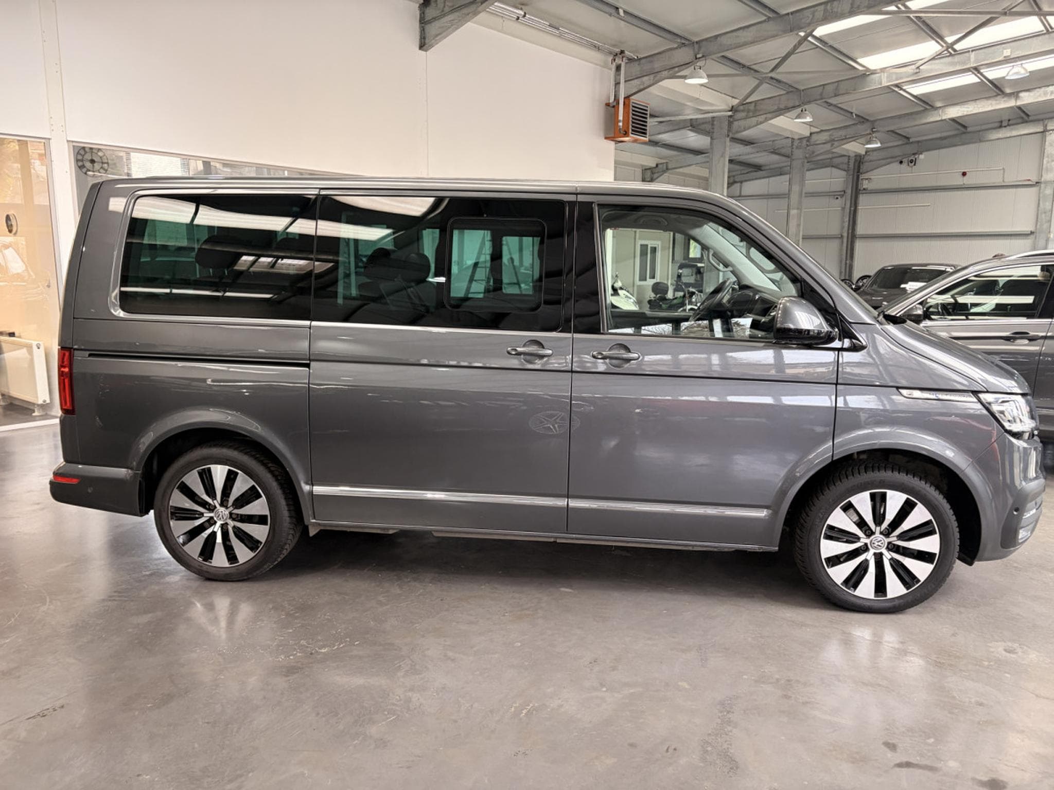 VW Multivan 2.0 Highline 4Motion (2022) - Photo 2