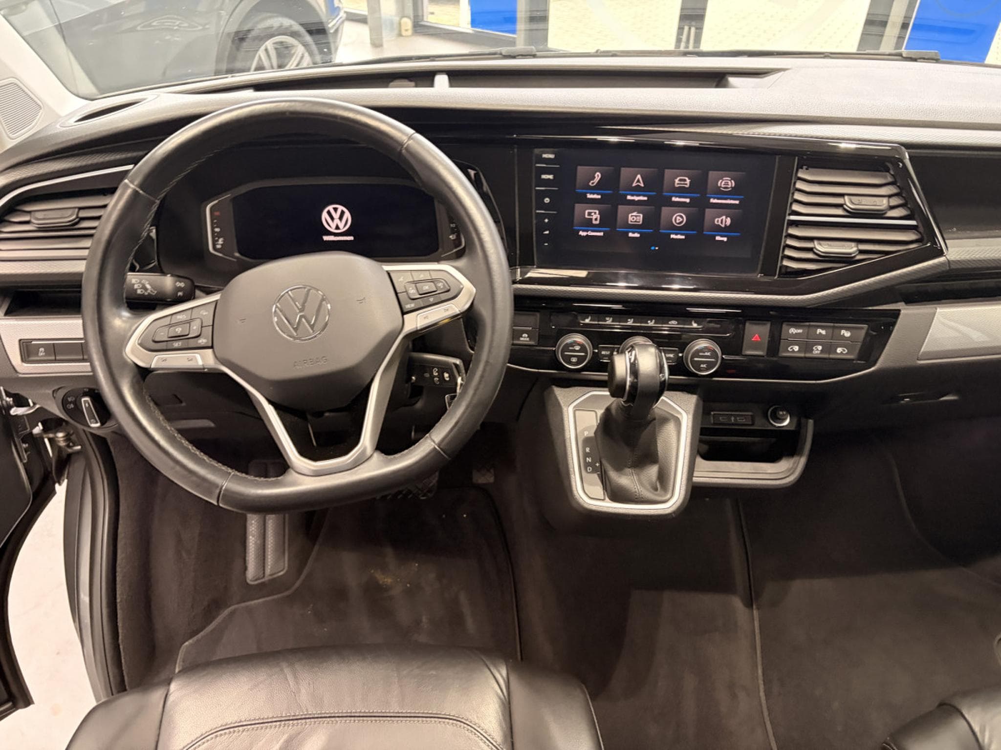 VW Multivan 2.0 Highline 4Motion (2022) - Photo 9