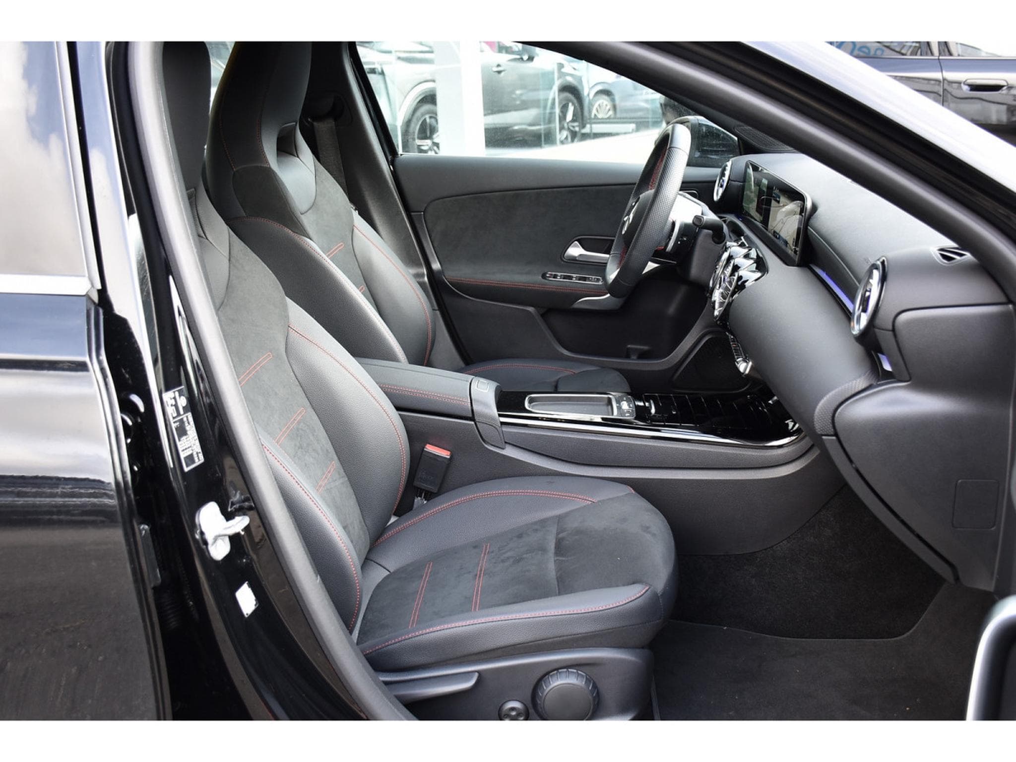 Mercedes A 200 AMG Line 7G-Tronic GPS LANE CAM PARK KEYLESS 1° MAIN (2025) - Foto 7