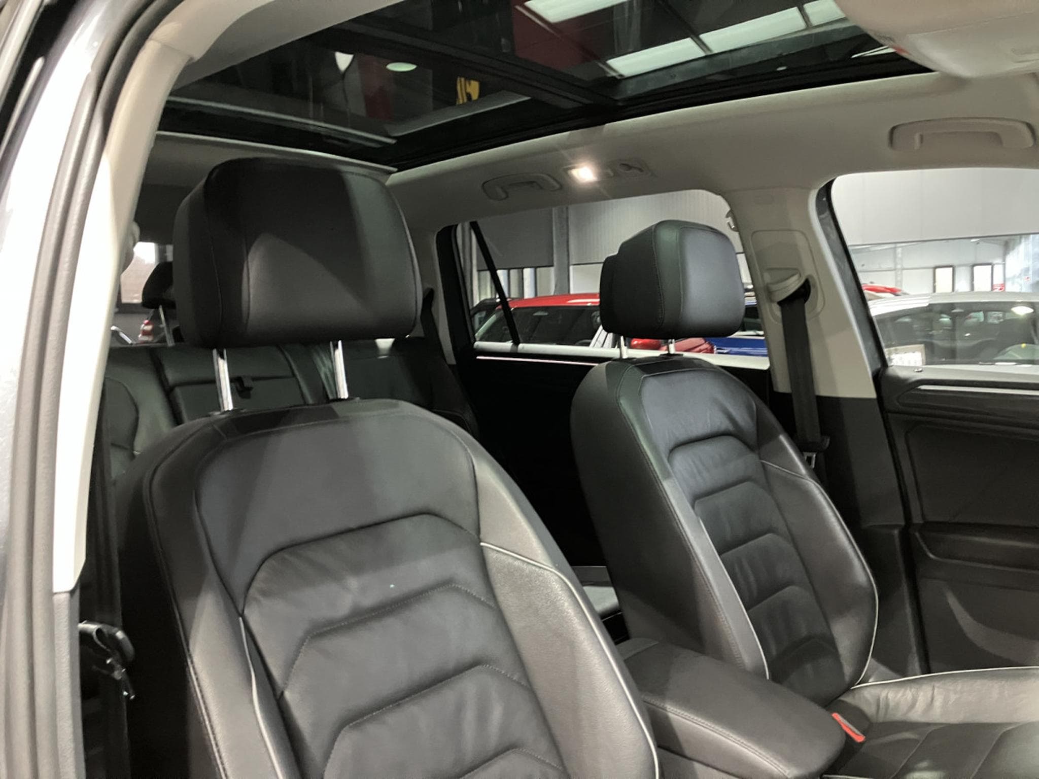 VW Tiguan 2.0 TDI 4Motion 7 Seats (2022) - Photo 12